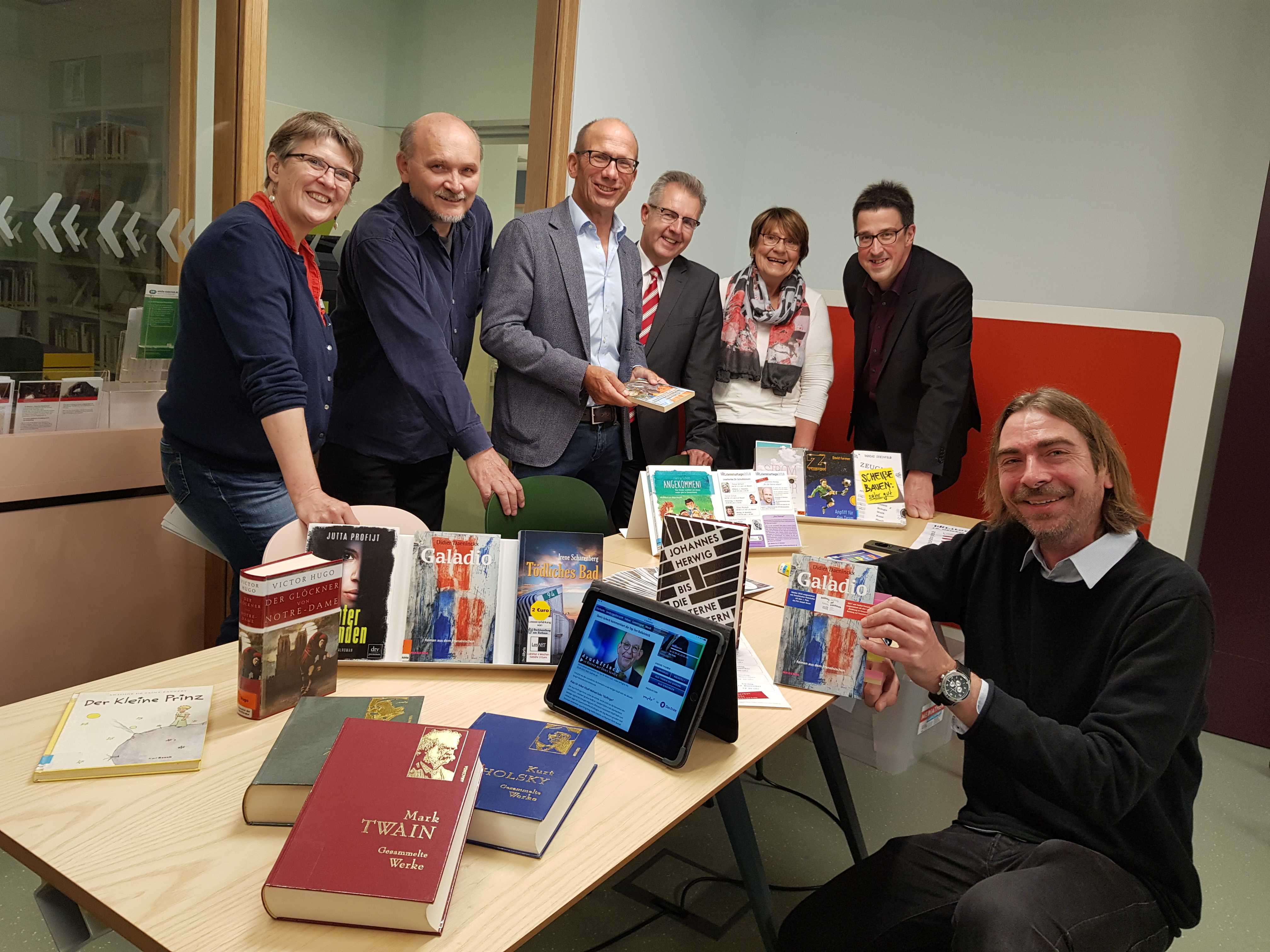 Gemeinsames Engagement für die Literatur (v.l.): Mediatheksleiterin Katharina Gebauer, Pfarrer Christoph Roller, Kulturdezernent Christoph Müllmann, Sparkassendirektor Ulrich Schneidewind, Ulla Schümann und René Schneider vom Verein LesArt sowie Jörg Büschgens (VHS Moers-Kamp-Lintfort).