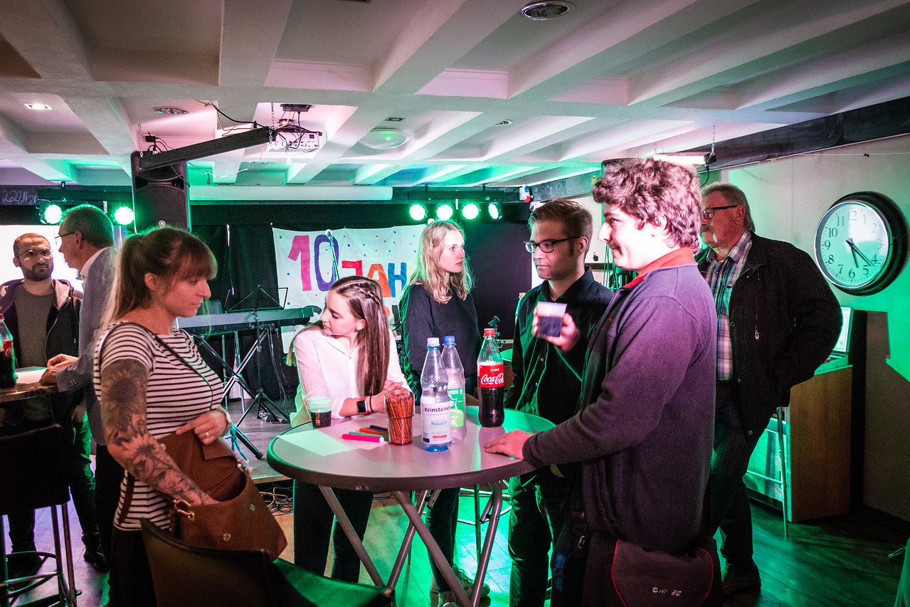 Auch Diskussionen zwischen Politikern und Ehrenamtlichen der Evangelischen Jugend Frömern fanden statt - wie hier zum Beispiel zwischen Nora Schröer (Grüne) und Dennis Breker (Ehrenamtlicher). Fotos (2): Jörn Spiegelberg