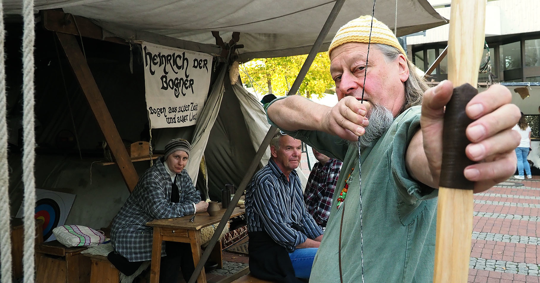 Volltreffer für Steele: Der Besuch des historischen Handwerkermarktes ist immer wieder ein Erlebnis! einrich, der Bogner bot selbstgemachte Bögen aus verschiedenen Naturmaterialien.