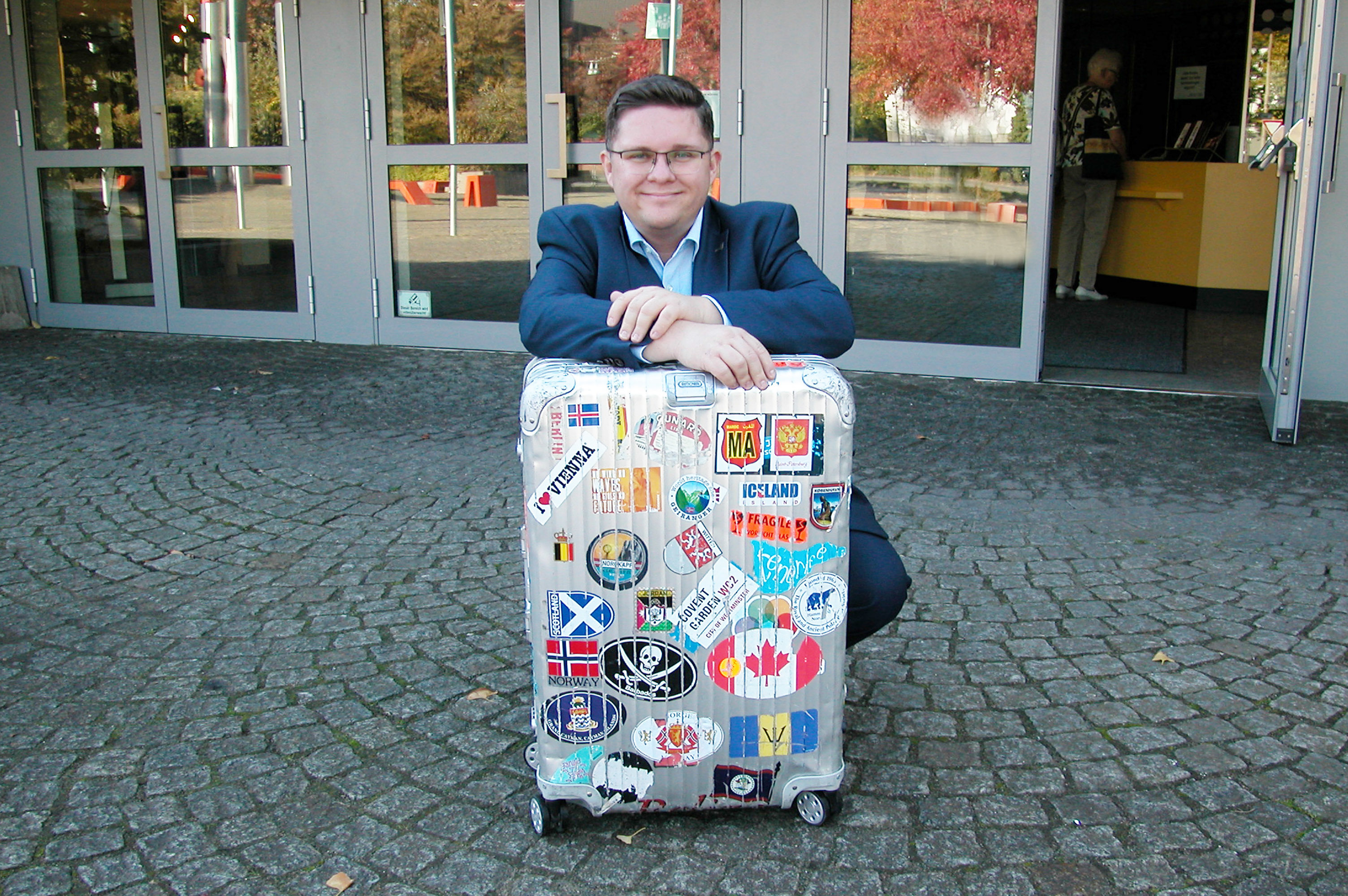 Erasmus Stein kommt mit einem Koffer voller Zaubertricks und hat wieder Gäste eingeladen.