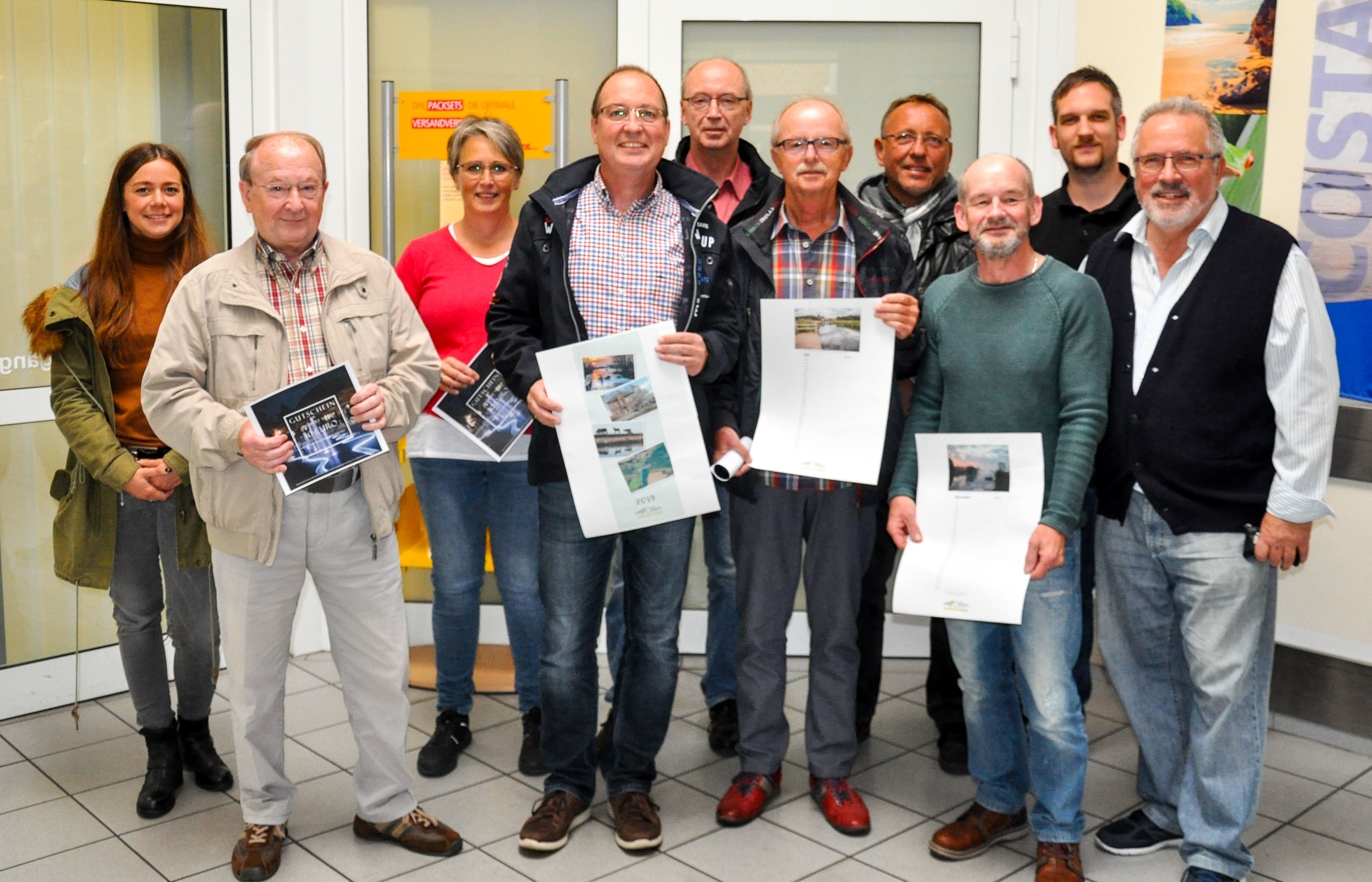 Eva Hubert (l.) von der Stadtverwaltung übergab die Preise. Zwei Fotografen waren nicht zur Preisübergabe erschienen: Petra Brink und Johannes Leushacke. Ebenfalls nicht dabei ist der Fotograf dieses Fotos, der das Februarbild des Kalenders "geschossen" hat: Werner Zempelin