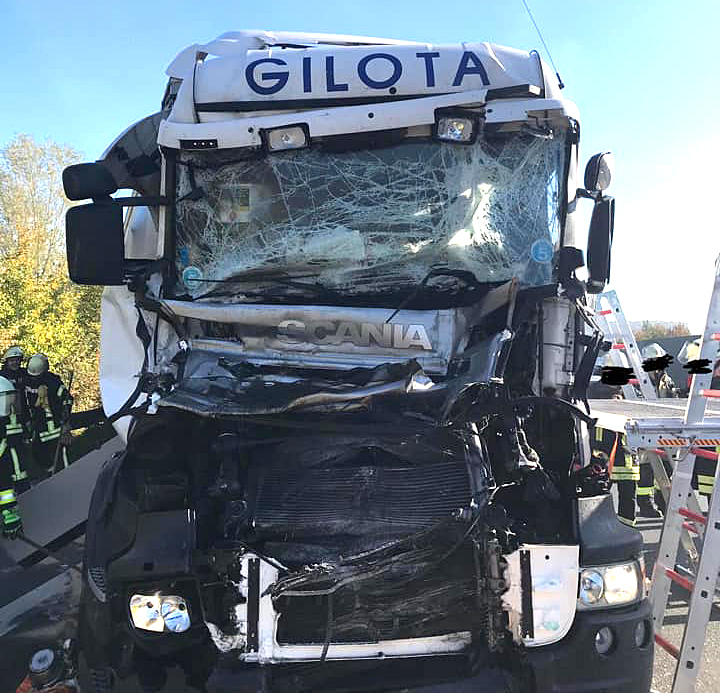 Der Fahrer des Sattelschleppers wurde bei dem Auffahrunfall schwer verletzt und musste von der Feuerwehr aus dem LKW befreit werden. Foto: Feuerwehr Schwerte LZ Westhofen
