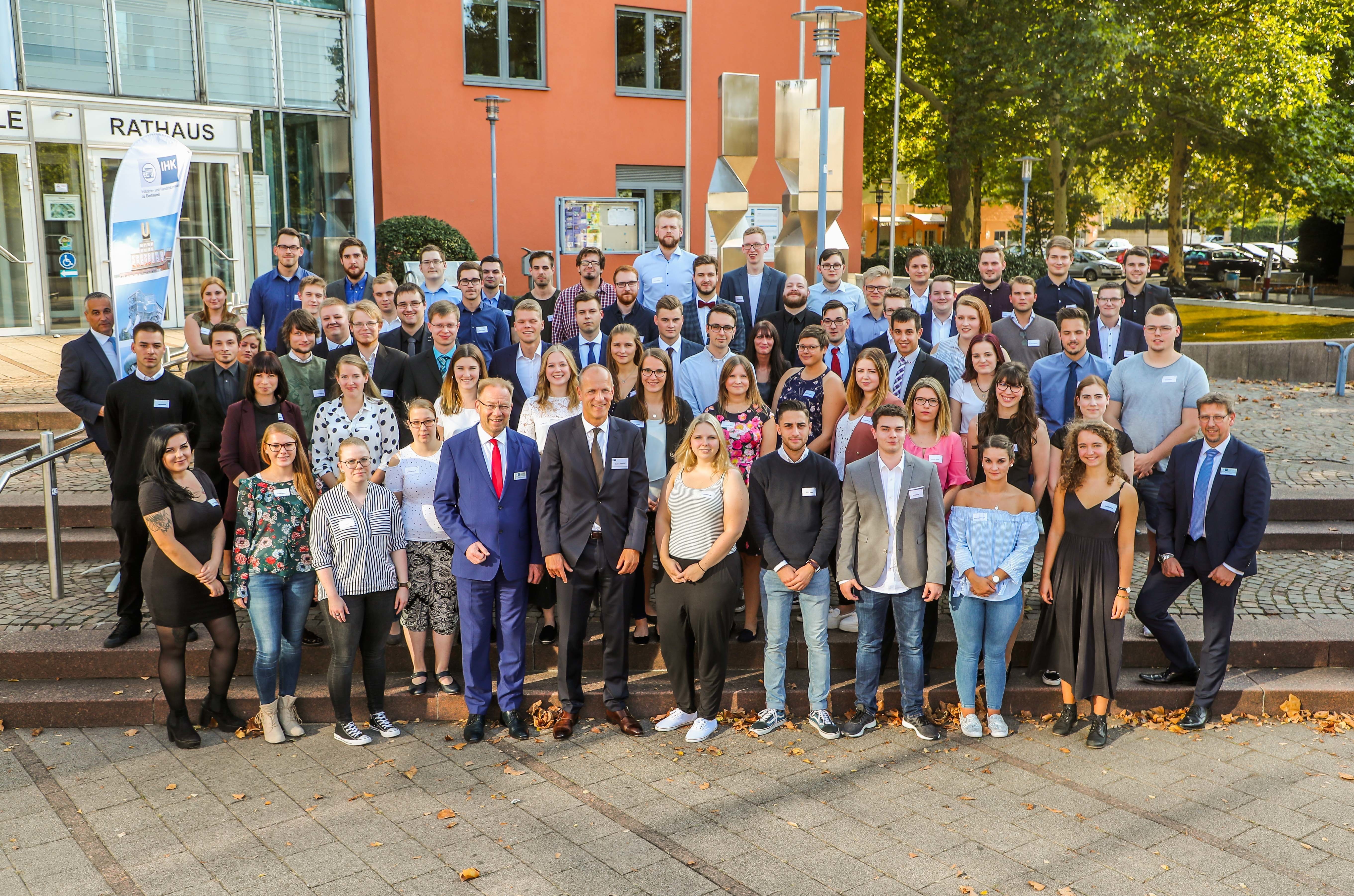 180 Azubis (4,3 Prozent) aus 143 Ausbildungsbetrieben erzielten die beste Note. 83 der Azubis wurden in Dortmund ausgebildet. Aus den Händen von Höhner und IHK-Hauptgeschäftsführer Stefan Schreiber nahmen die Erfolgreichen ihre Urkunden entgegen.