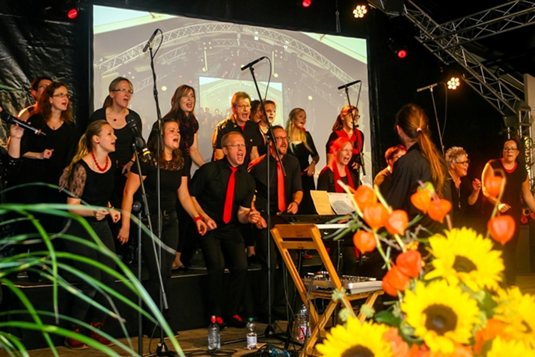 Living Voices laden am Sonntag zum Musikgottesdienst. Aber nicht nur Gospel und Chorgesänge gibt es auf dem Musikfest zu hören; Auch Rockbands wie "MDD", "N-Joy" und "Männermäßig" heizen dem Publikum Wochenende ordentlich ein.