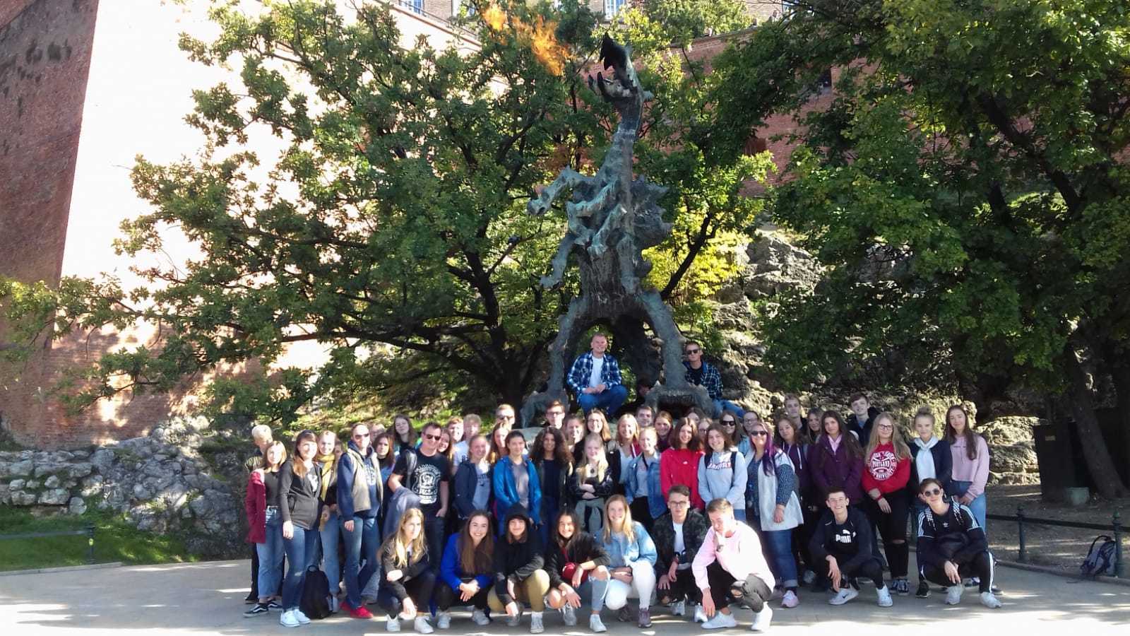 Die Gruppe am Wawel-Drachen in Krakau.