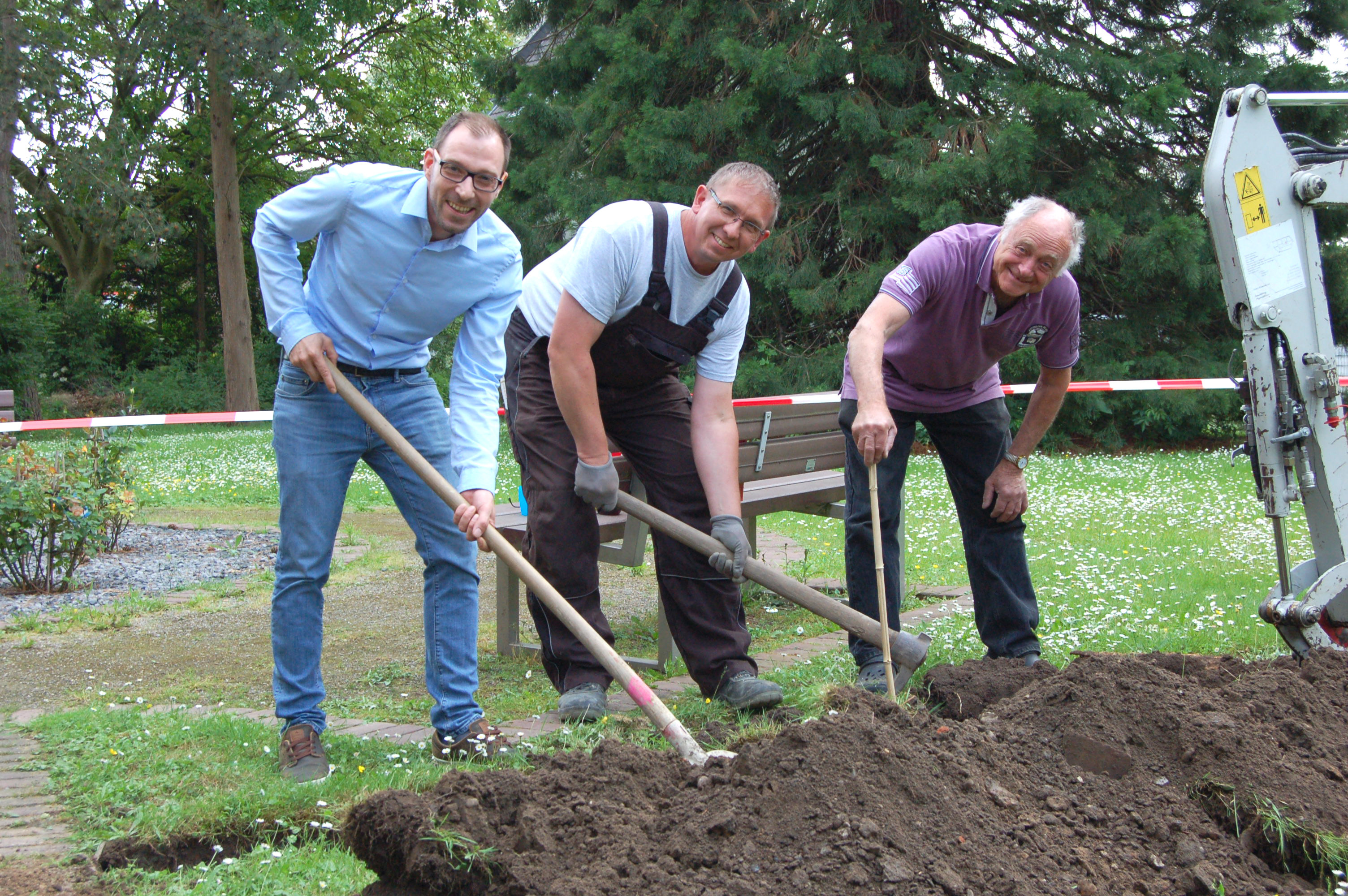 Pflegedienstleister Lars Wolfgang Fruth (die Wiese gehört der Evangelischen Altenhilfe), Landschaftsgärtner Michael Hass und Bauleiter Heinz Billen (vl) am Kabel-Graben. Foto: Ferdi Seidelt