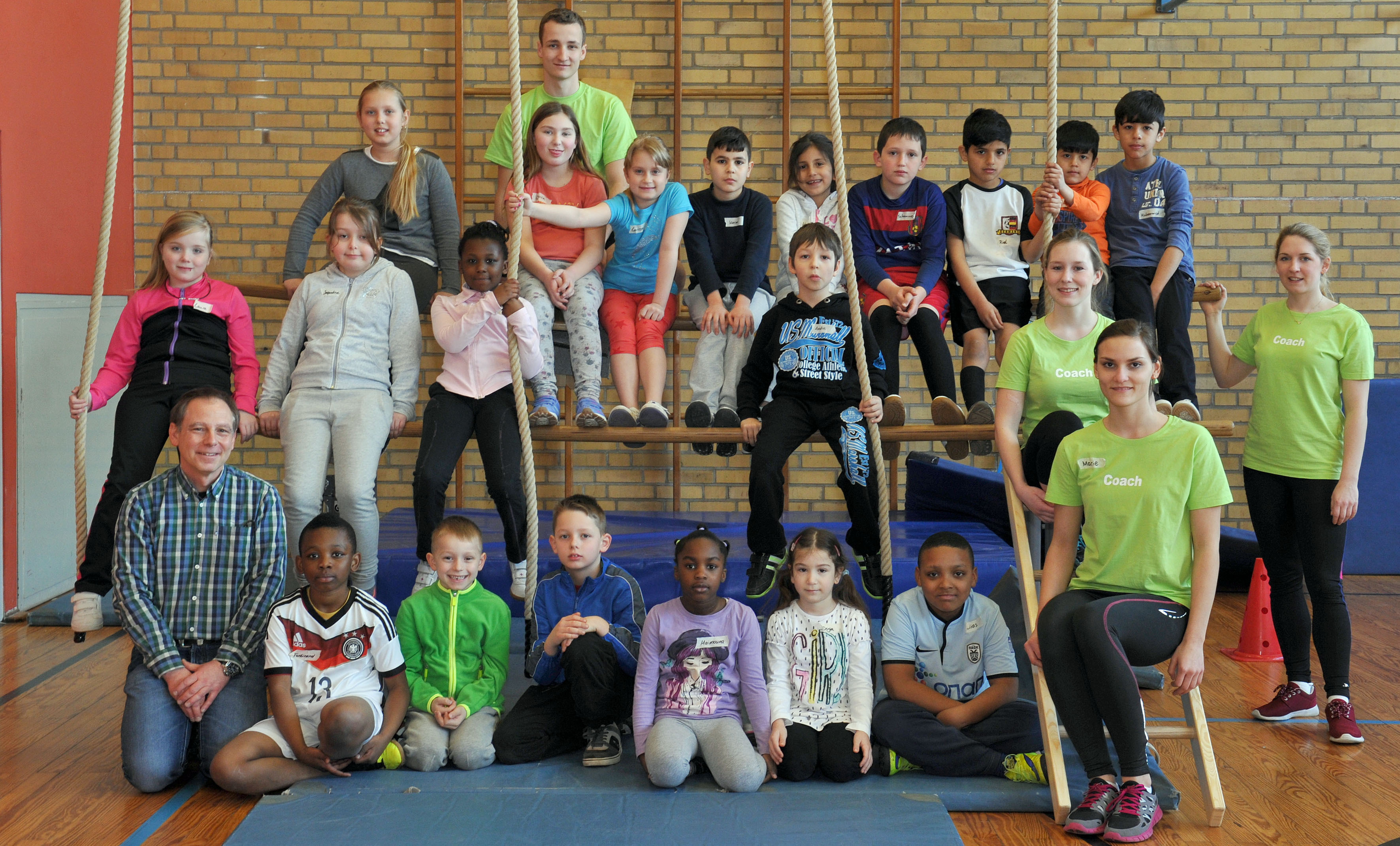 Zusammen mit anderen unter fachlicher Anleitung Bewegungsspiele machen - das macht vielen Kindern in Wesel Spaß.