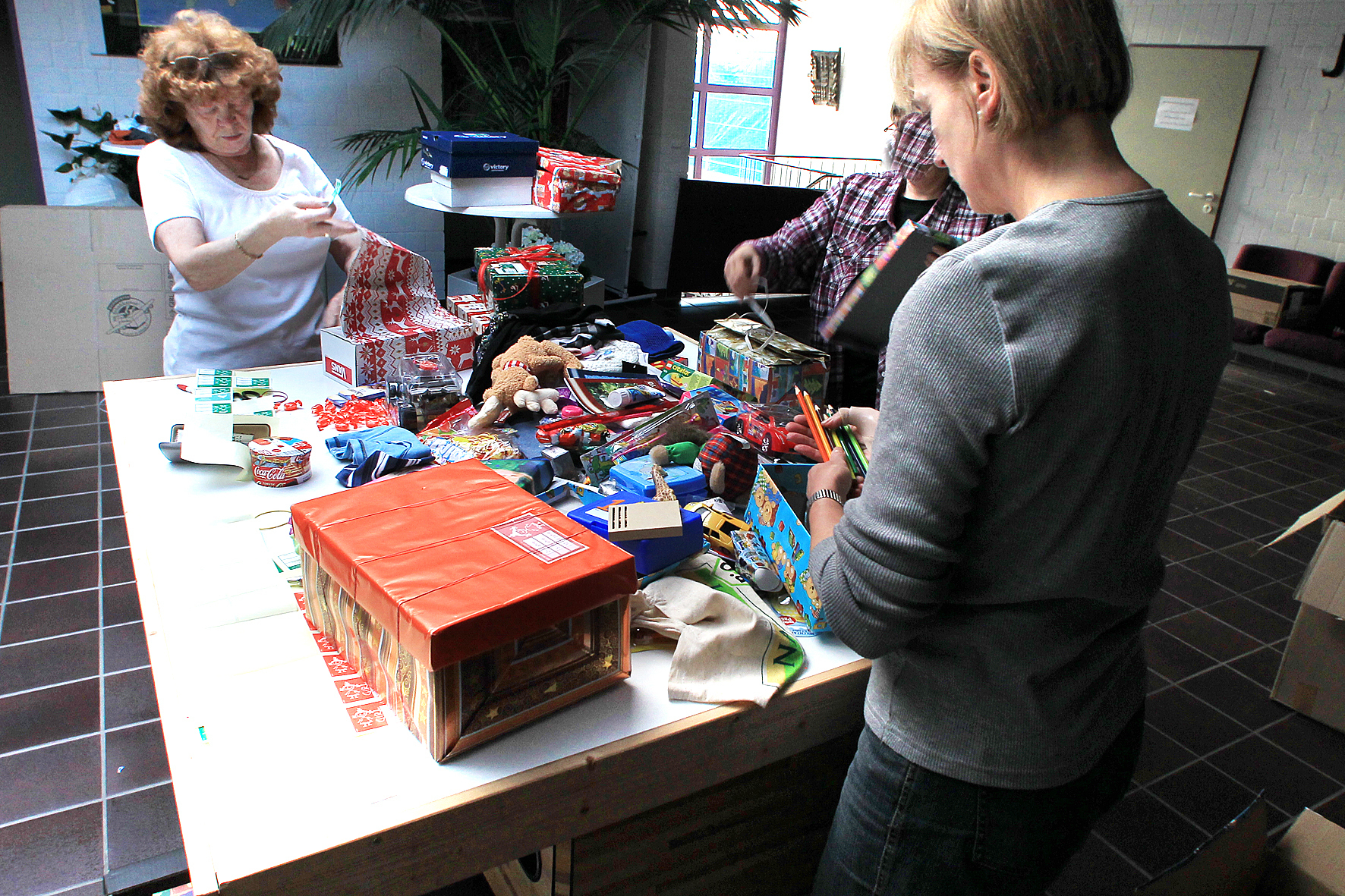 Die ehrenamtlichen Helfer packen in den kommenden Wochen wieder fleißig Päckchen für hilfsbedürftige Kinder. Archivfoto: Lukas