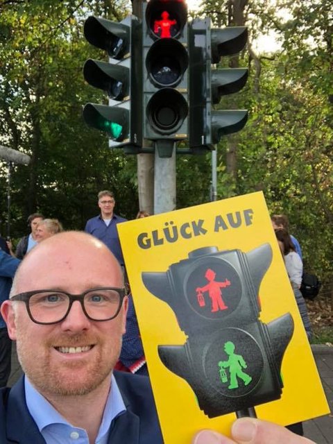 Oberbürgermeister Sören Link vor der ersten Signalanlage mit Bergmann-Ampelmännchen am Zoo Duisburg.