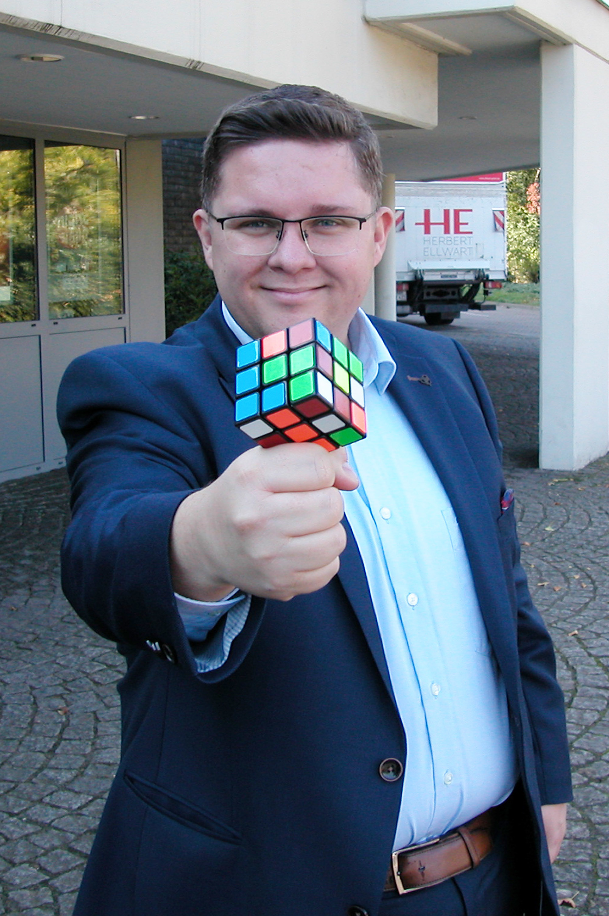 Auf dem Programm steht auch ein Weltrekordversuch. Der Wittener Magier möchte den Zauberwürfel blind lösen.