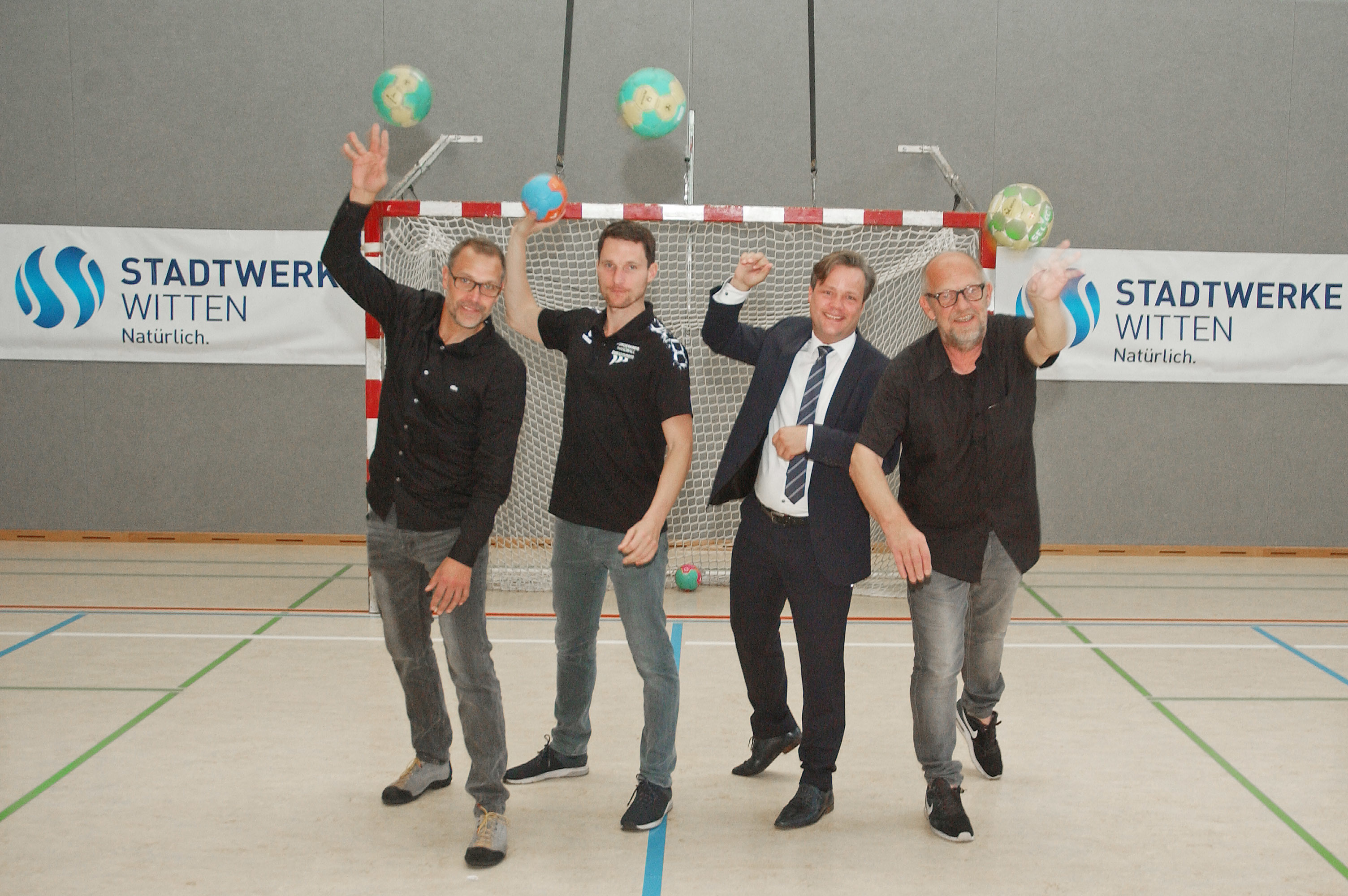 Ziehen an einem Strang für den Nachwuchs: Vereinsmanager Björn Pinno, Trainer Henning Schierbaum, AHE-Geschäftsführer Johannes Einig und Organisator Ralf Drewes (v.l.).