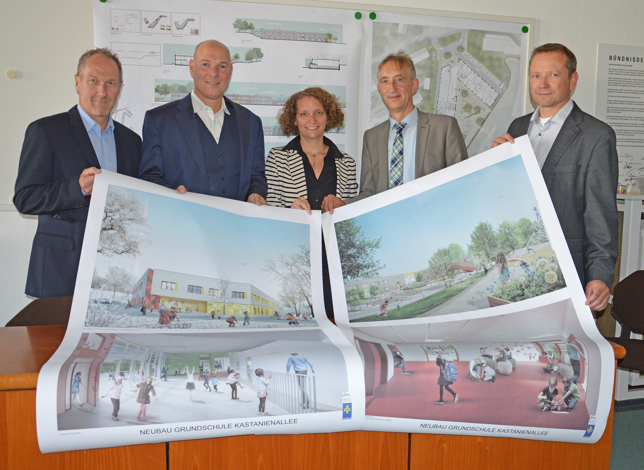 Mit dem Bau einer fünfzügigen Grundschule sowie einer Turnhalle an der Kastanienallee in Velbert soll im nächsten Jahr begonnen werden. Diese Woche stellten Dezernent Jörg Ostermann (von links), Bürgermeister Dirk Lukrafka, Architektin Sarah Schäper von der ABJ Planungsgesellschaft, Markus Kellner vom ausgewählten Bauunternehmen Depenbrock und Andreas Sauerwein, Leiter des Immobilien-Service vor.