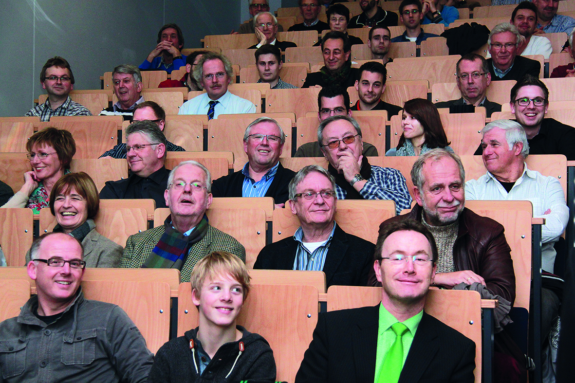 Gasthörer folgen interessiert der Vorlesung. Foto: Hochschule Rhein-Waal