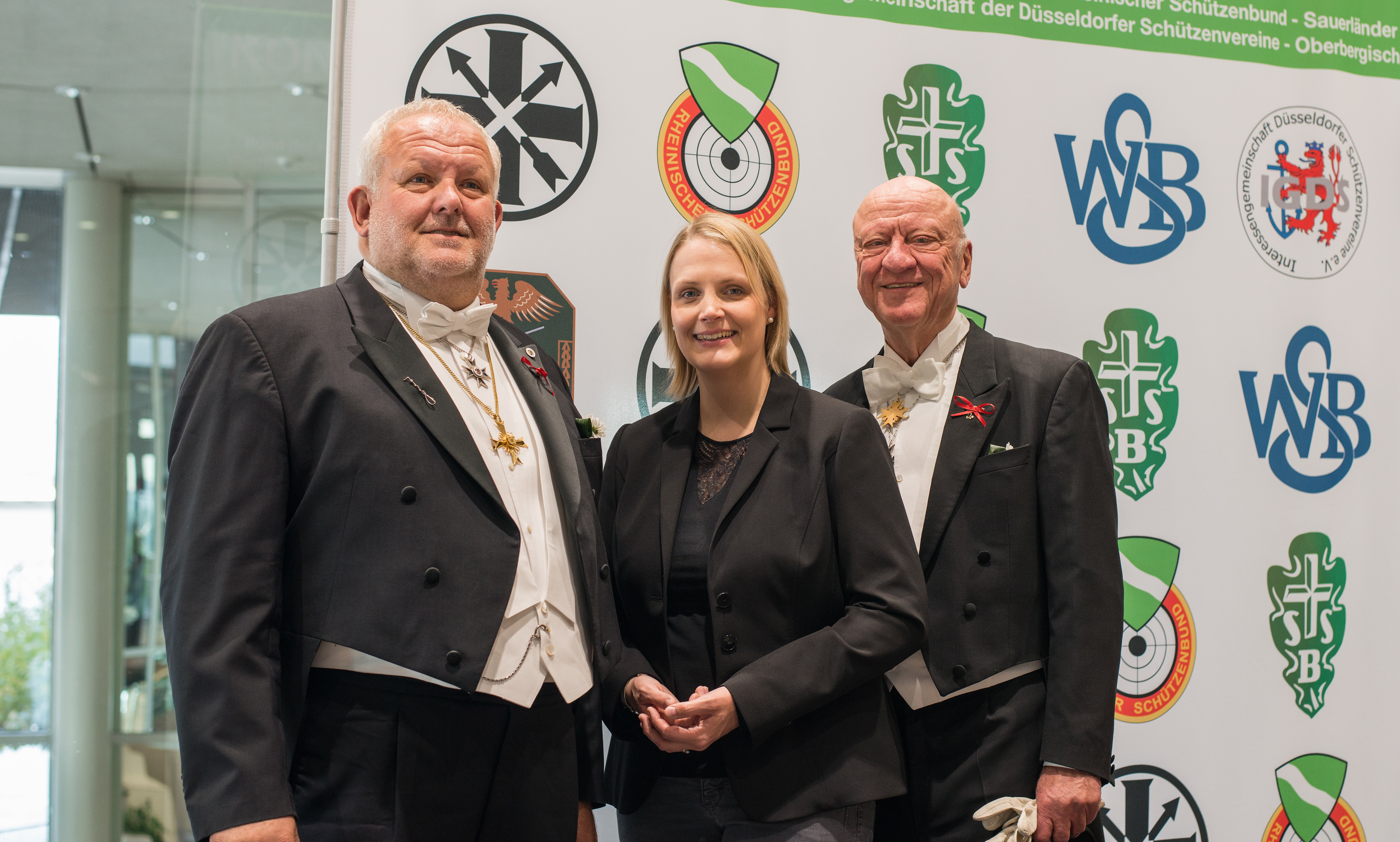 Charlotte Quik mit Jürgen van der Kuli (l.) Hans-Georg Gerlach vom Weseler Bürgerschützenverein.