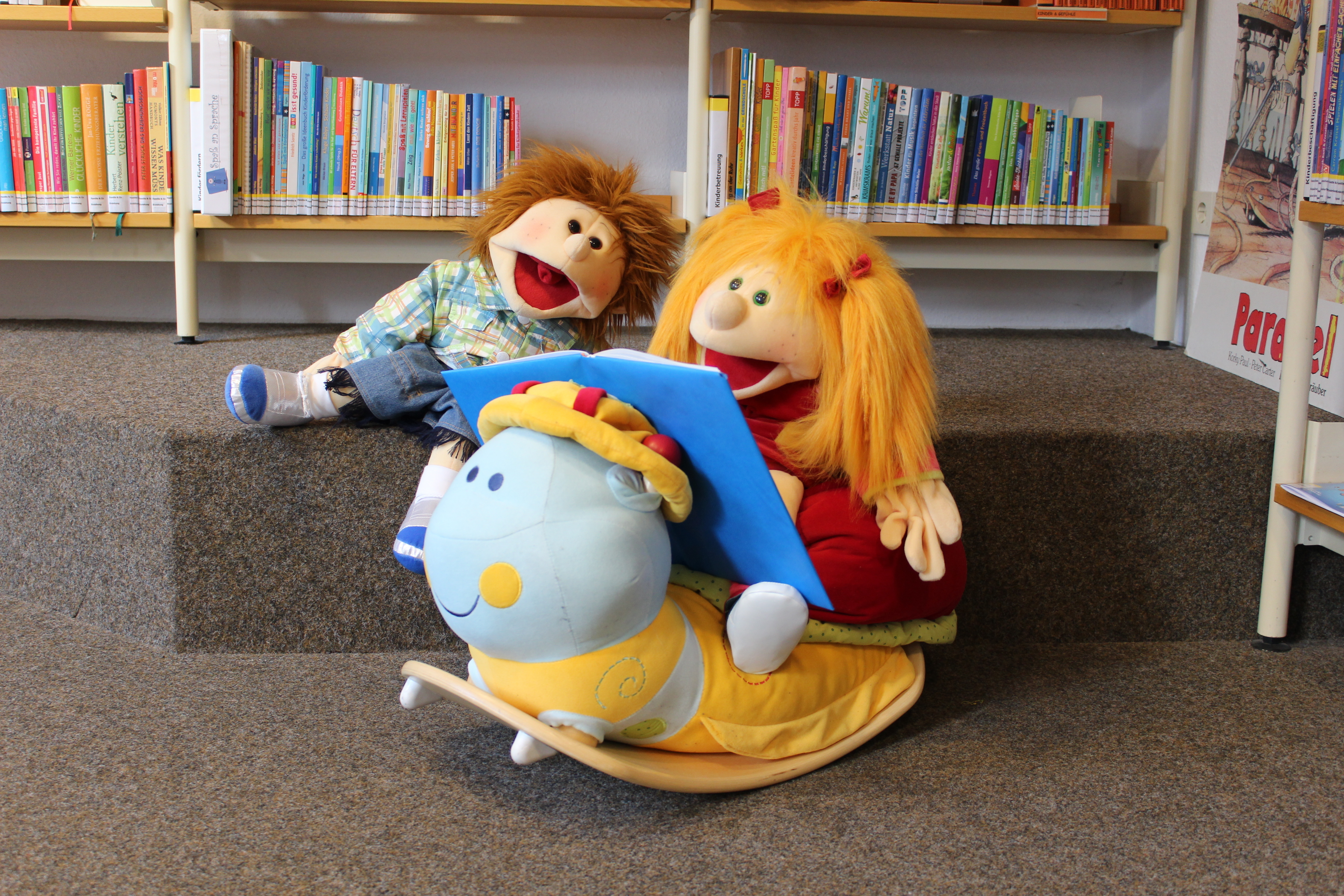 Fabian und Lilabelle lesen im Bilderbuch.
