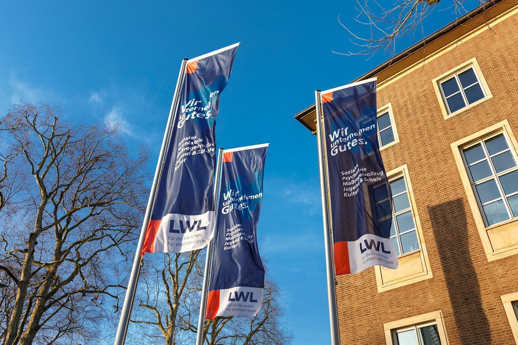 LWL-Fahnen vor dem Landeshaus in Münster. Foto: Tronquet