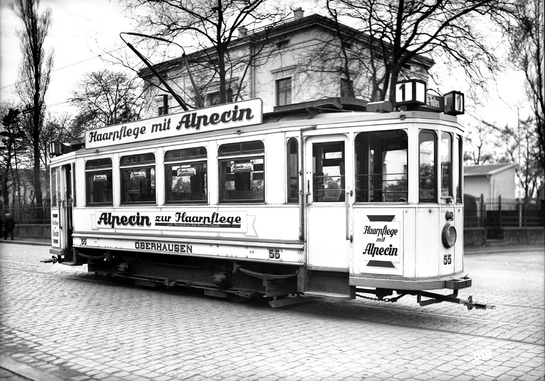 Am Abschiedstag die Straßenbahnen der Linie 1 sind die Fahrgäste kostenlos gefahren. Sie brauchten lediglich einen Obolus in Sammelbüchsen für das Friedensdorf zu stecken. Da alle Bahnen voll besetzt waren, wird eine ansehnliche Summe zusammengekommen sein, deren Höhe aber nicht überliefert ist. Der Konvoi der letzten Fahrt bestand aus sechs Straßenbahnen verschiedenster Jahrgänge und wurde von einem Wagen aus dem Jahr 1900 angeführt. Foto: STOAG