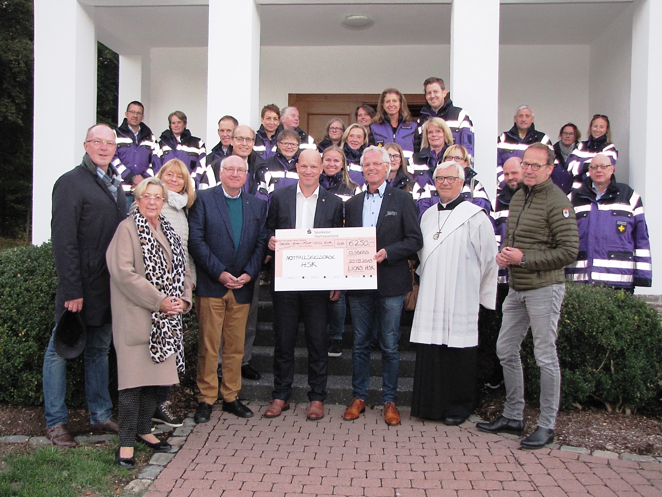 Einen symbolischen Spenden-Scheck der acht Lions Clubs im HSK über 6.250 Euro überreichten stellvertretend die Präsidenten Raphael Sprink (Olsberg-Bestwig), Ulrich Pape (Winterberg) und Thomas Poggel (Meschede) sowie Zonen-Chairperson Karl-Josef Fischer bei der Aussendungsfeier der Notfallseelsorger.