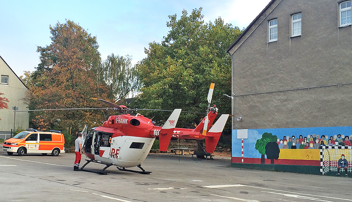 Bei einem der drei gestrigen Noteinsätze landete der Rettungshubschrauber auf dem Schulhof der Grundschule Alt-Blankenstein. Foto: Feuerwehr/Jens Herkströter