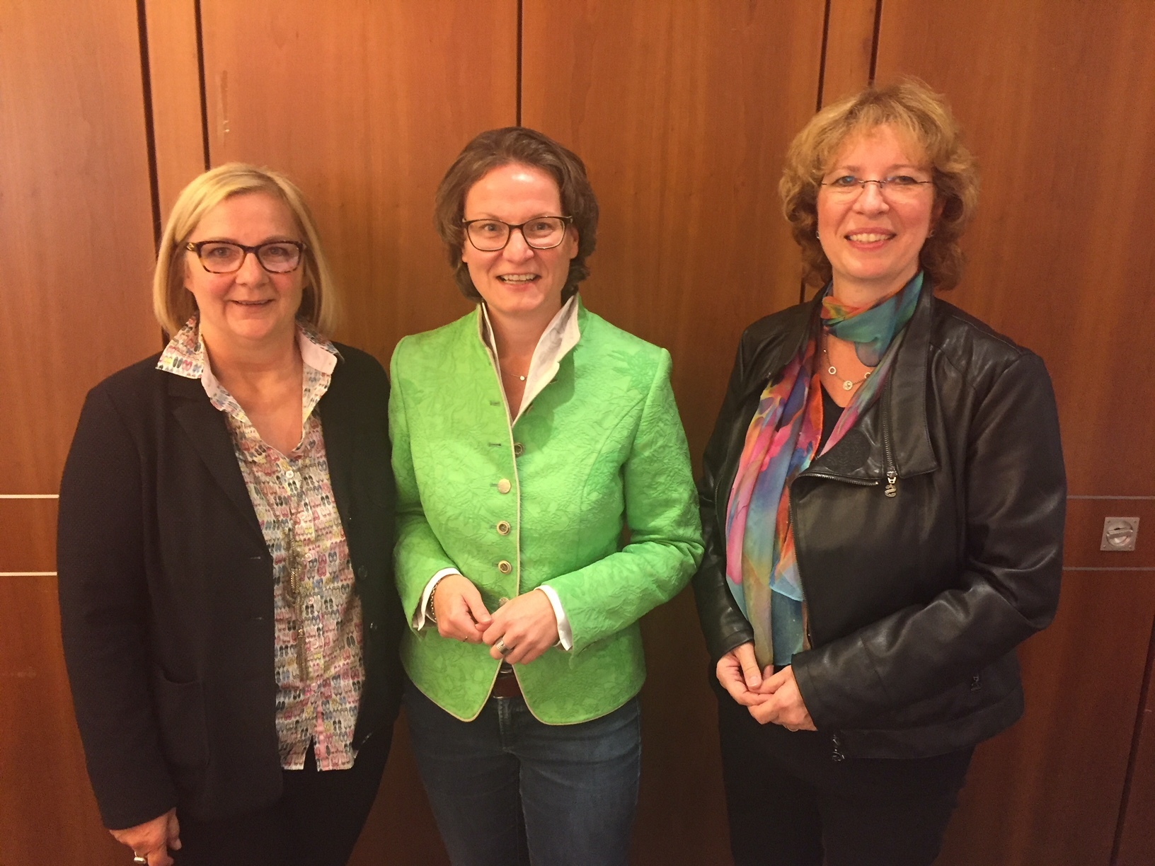 Freuen sich über das JA zum Quartierspark (v.l.n.r.): Bürgermeisterin Andrea Oehler, die Ministerin für Heimat, Kommunales, Bauen und Gleichstellung des Landes Nordrhein-Westfalen, Ina Scharrenbach und die Fraktionsvorsitzende Bettina Szelag.