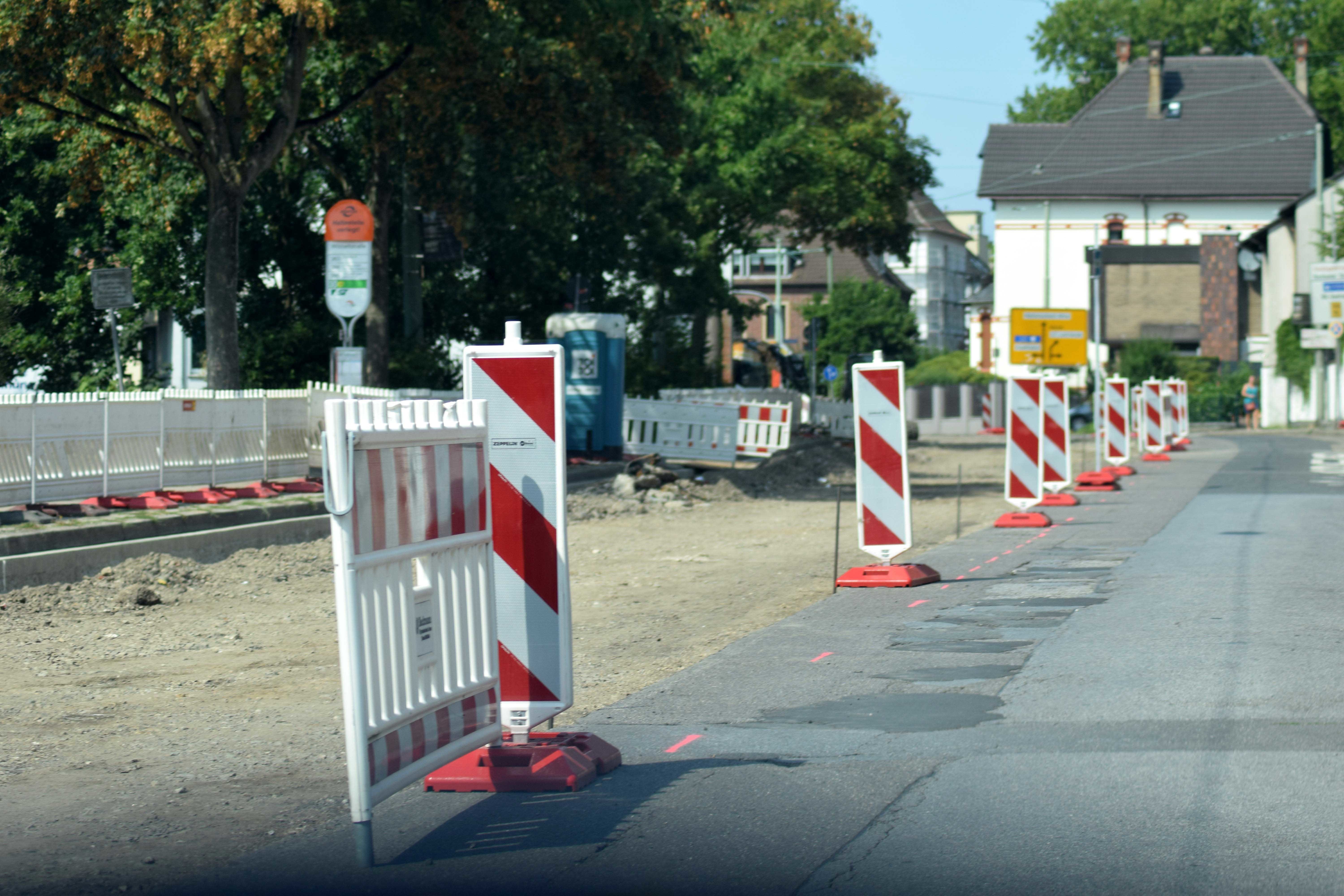 Der Engpass an der Westenfelder Straße soll wieder aufgehoben werden. Foto: Peter Mohr