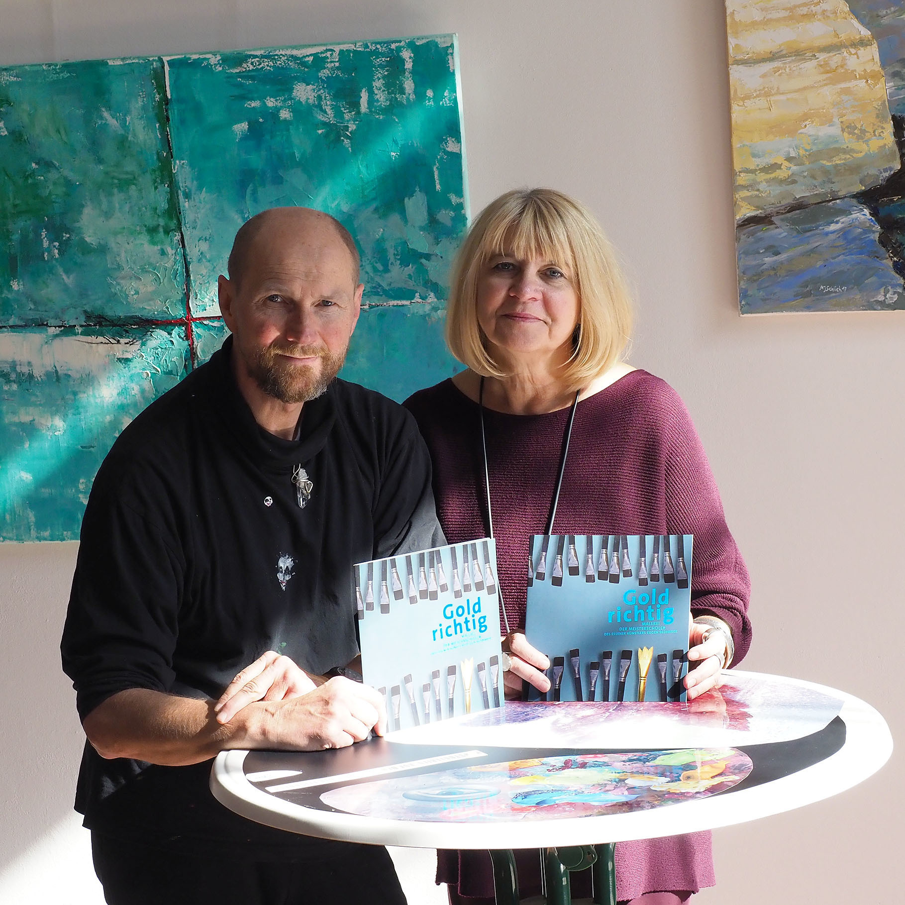 Eugen Bednarek und Wanda Korfanty-Bednarek mit dem Katalog zur Ausstellung "Goldrichtig".