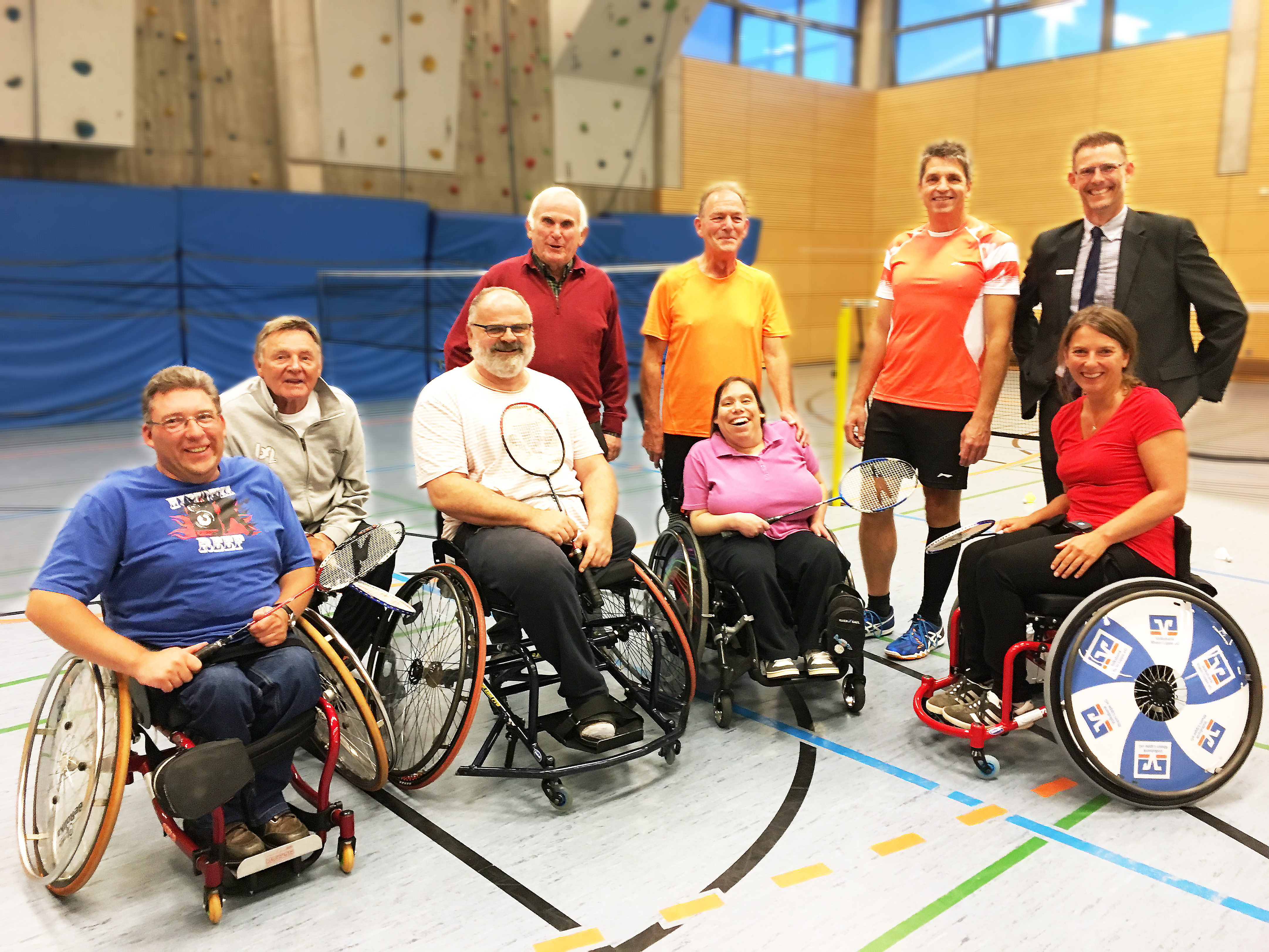 Vorne von links: Daniel Fratz, Horst Podlesch, Holger Frötel, Nina Kühler, Christine Schuh; hinten von links: Gottfried Bückmann (1. Vorsitzender Hamminkelner SV) Gerd Kühler, Horst Fehlings (Abteilungsvorsitzender Badminton) Rolf Lindau (Filialleiter Volksbank Rhein-Lippe).