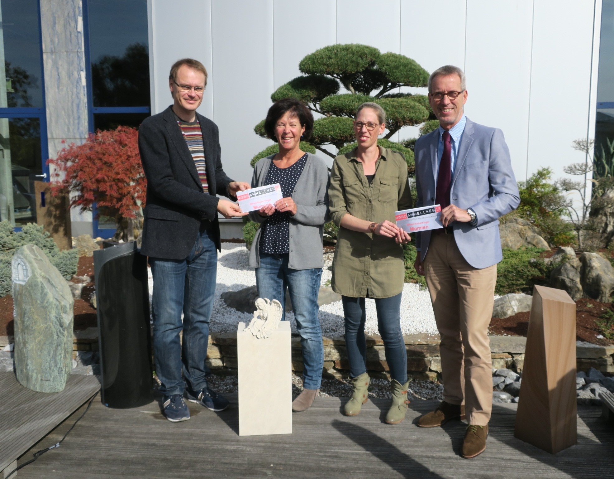 Christoph Determann (l.) und Stefan Ellinghaus, Präsident des RC Kamen (r.) durften in die glücklichen Gesichter von Ingelore Schraad (2.v.l.) und Ann-Maria Rother (3.v.l.) blicken. Foto: privat