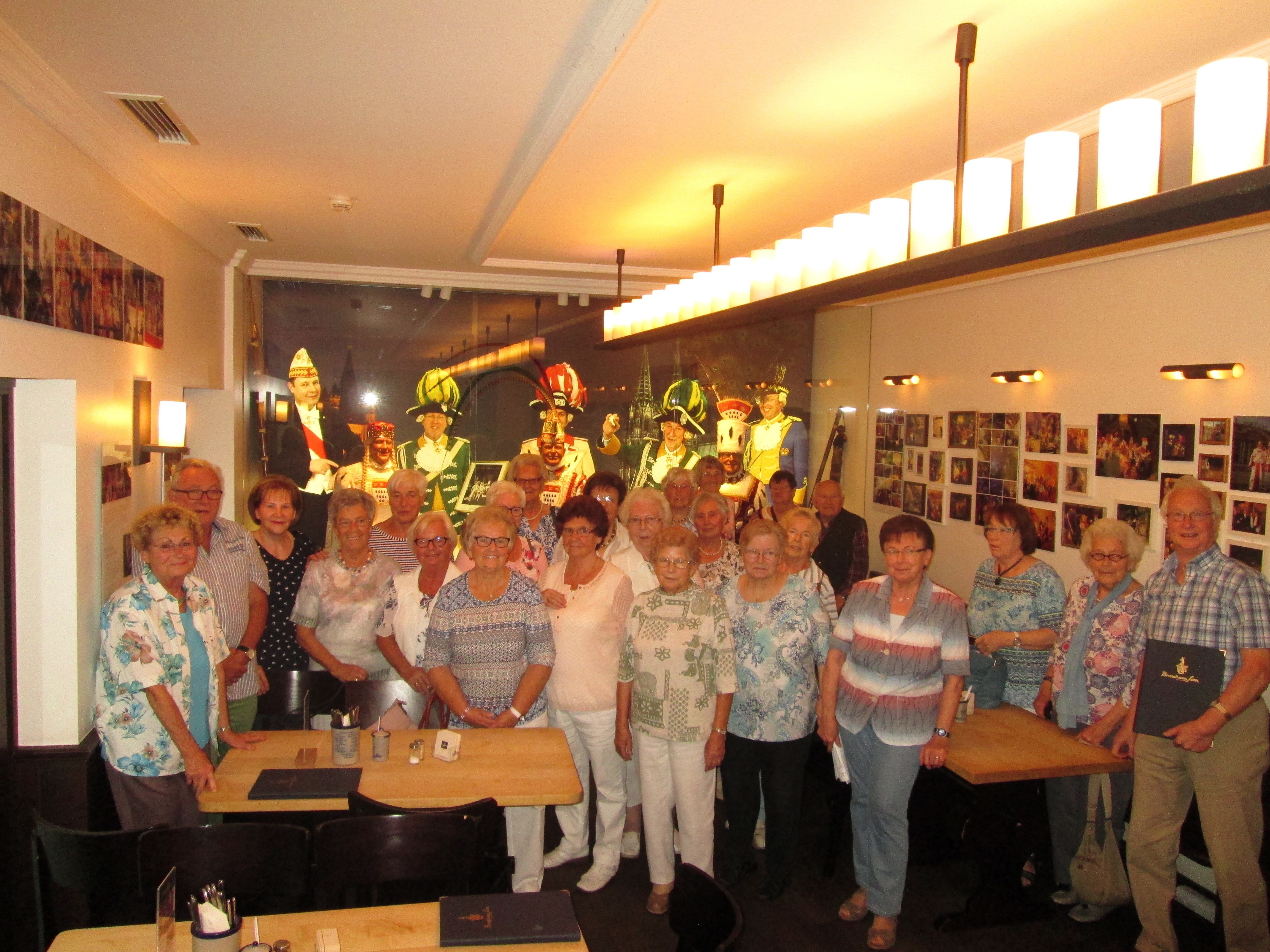 Gruppenfoto in einer Kölner Traditions-Brauerei-Gaststätte mit karnevalistischem Flair.