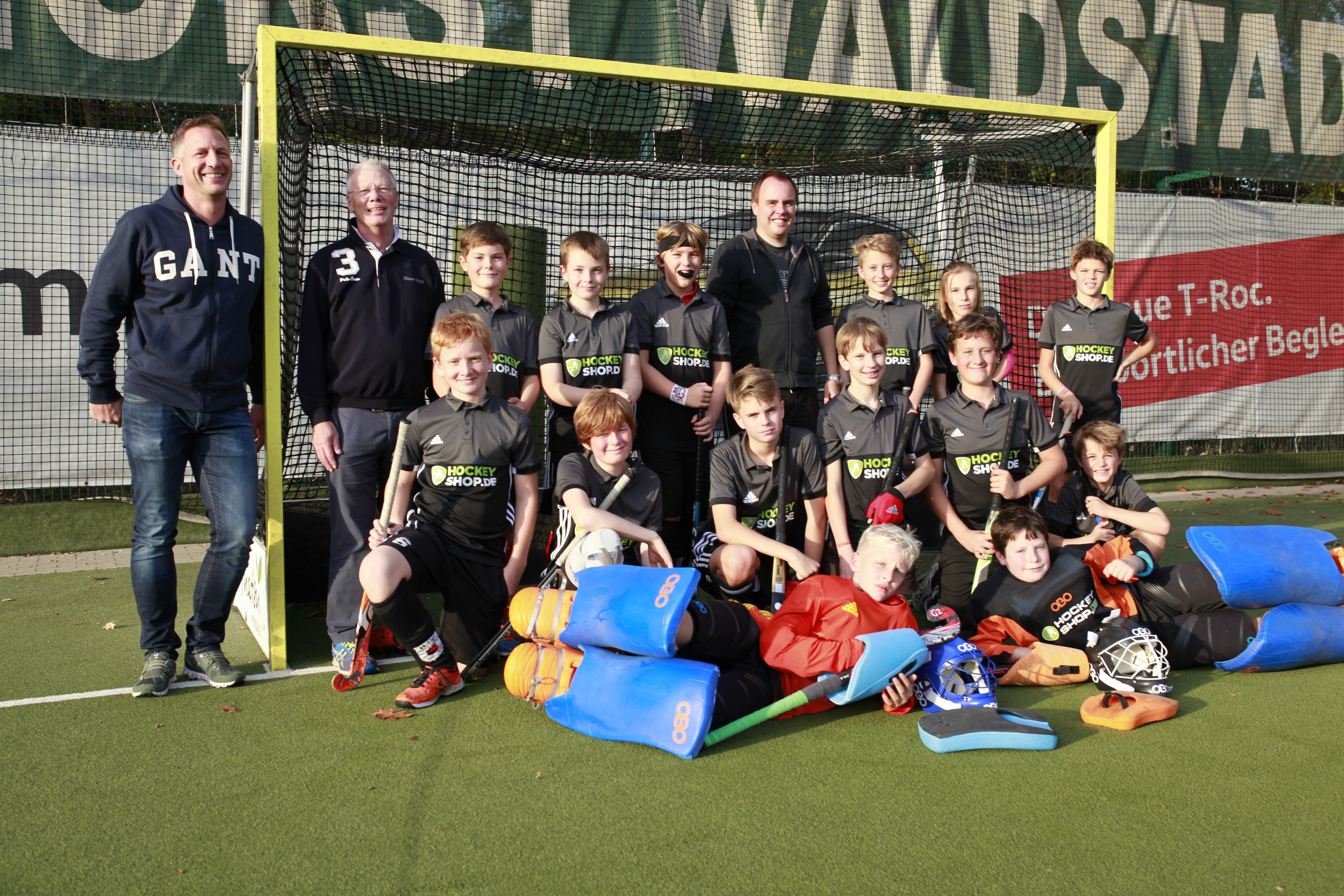 Das Foto zeigt das siegreiche Team des HTC Kupferdreh: Stehend (v.l.): Ein Betreuer, Trainer Bernd Metzmacher, Janne Engel, Aaron Stahl, Liam Lockmann, Co-Trainer Florian Odijk, Tom Schwabe, Julian Schneider und Nils Bongartz. Knieend (v.l.): Lenz Mertes, Fabian Georg, Finn Kuss, Maximilian Märtens, David Drepper und Emil Flocke. Vorne liegend die beiden Torhüter Jonas Burchgardt (links) und Jolan Stratmann. Nicht auf dem Bild ist Co-Trainer Ole Lievertz. Foto: HTC Kupferdreh
