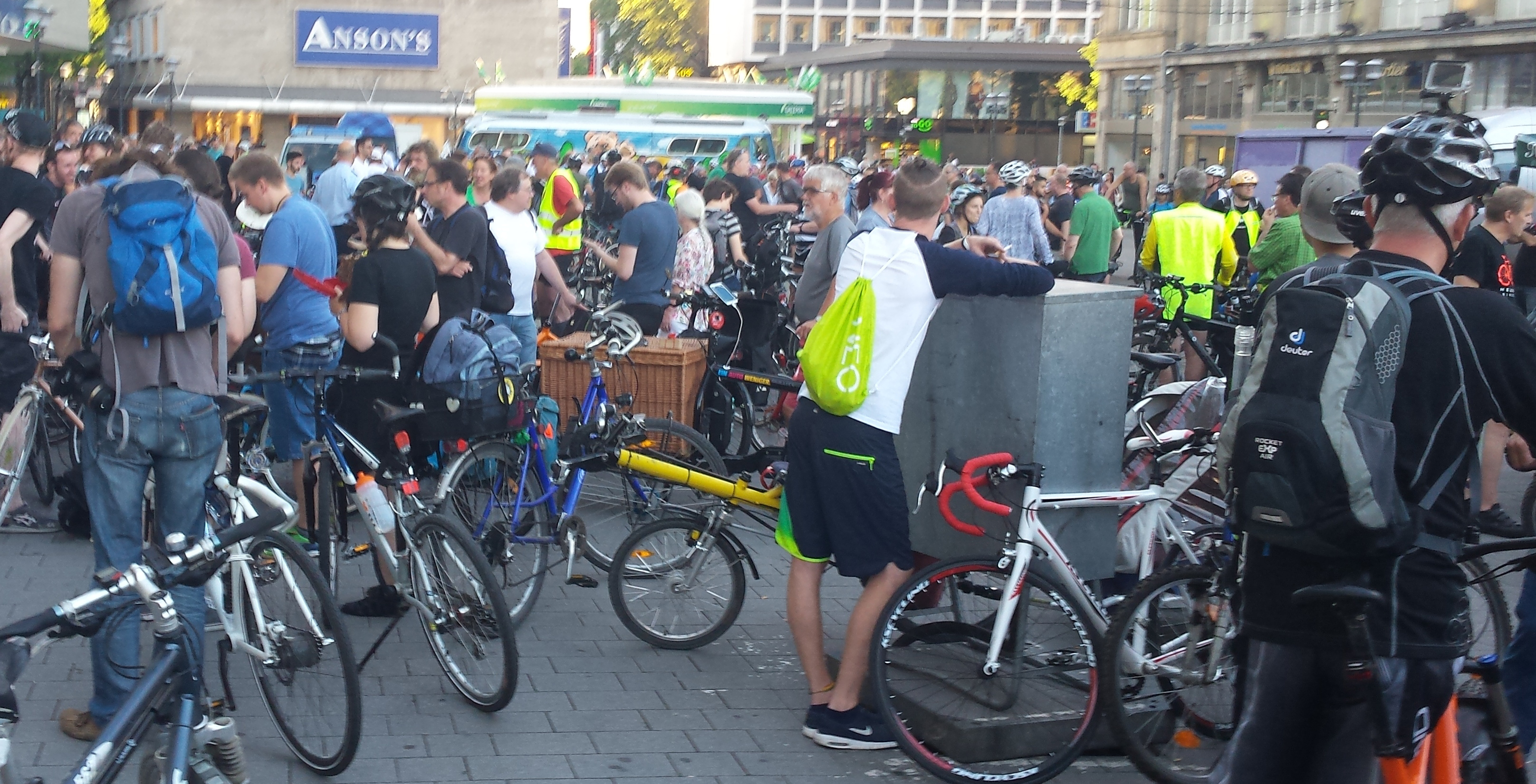 An der Hollestraße (hier bei einem Critical Mass-Termin) soll der Radweg verbessert werden.