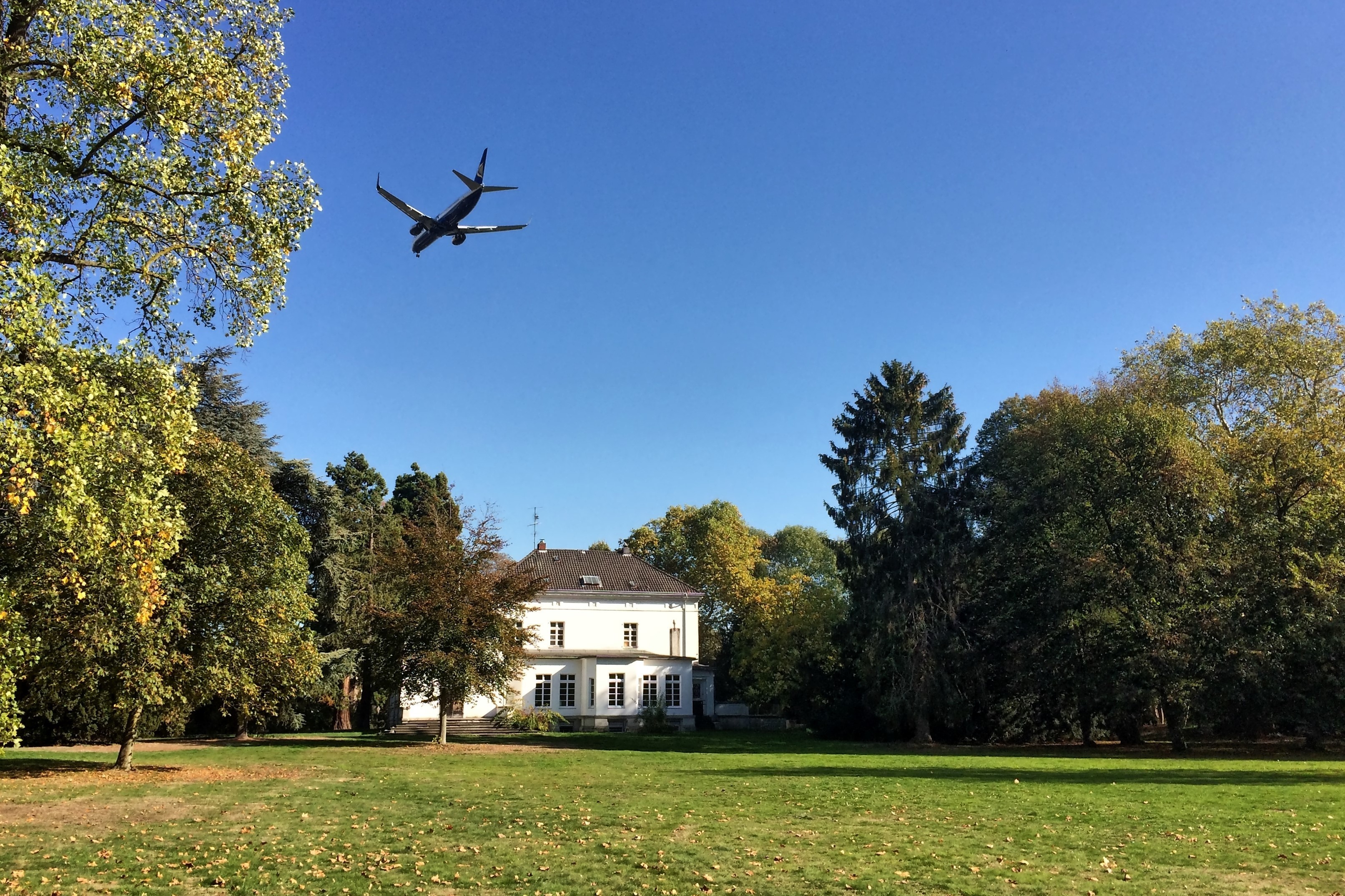 Ein typisches Bild im Park: Flugzeuge fast im Minutentakt