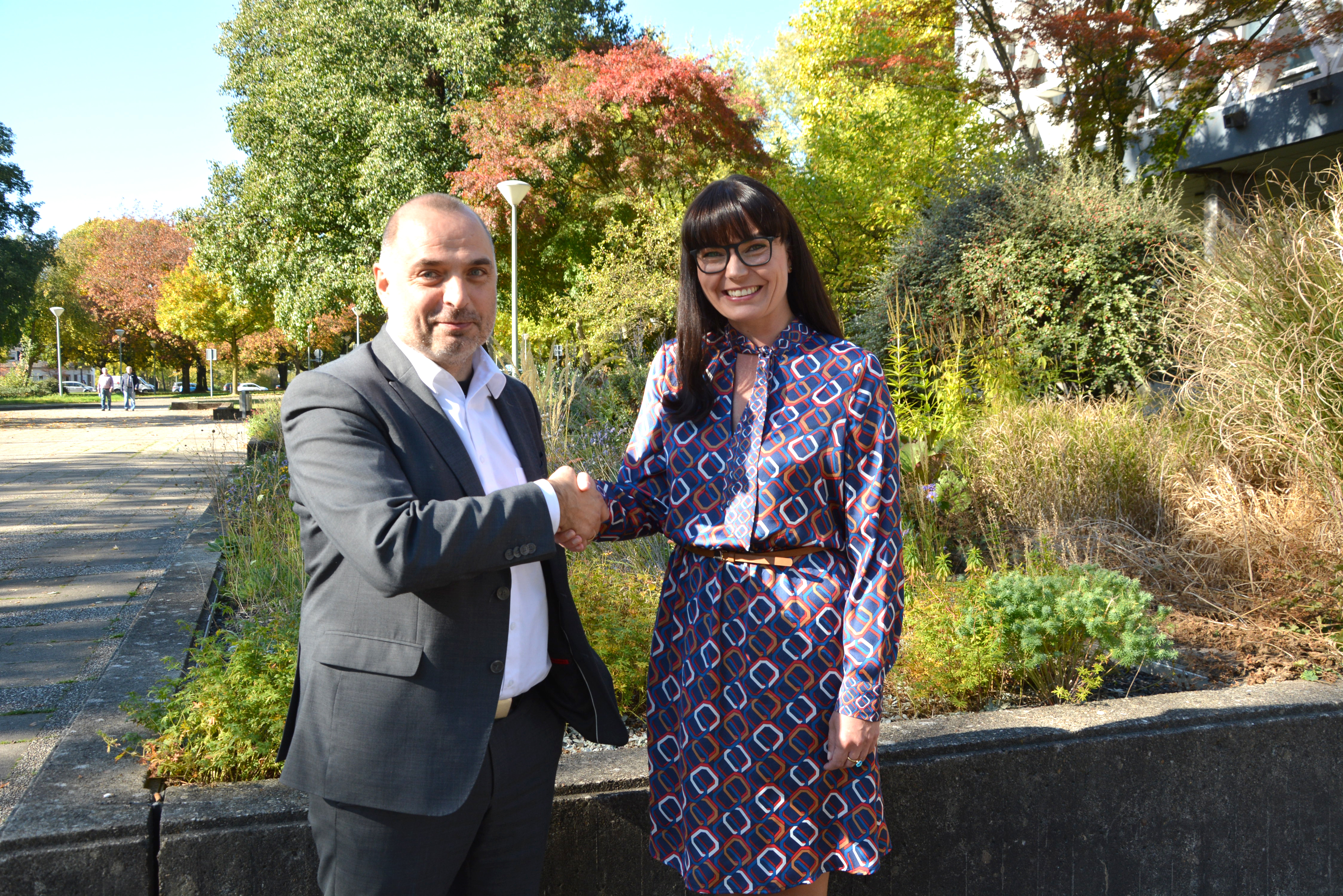 Symbolisches "hakehands": Bürgermeister Ralf Paul Bittner begrüßt die neue Stadtmarketingmanagerin Tatjana Schefers. Foto: Diana Ranke
