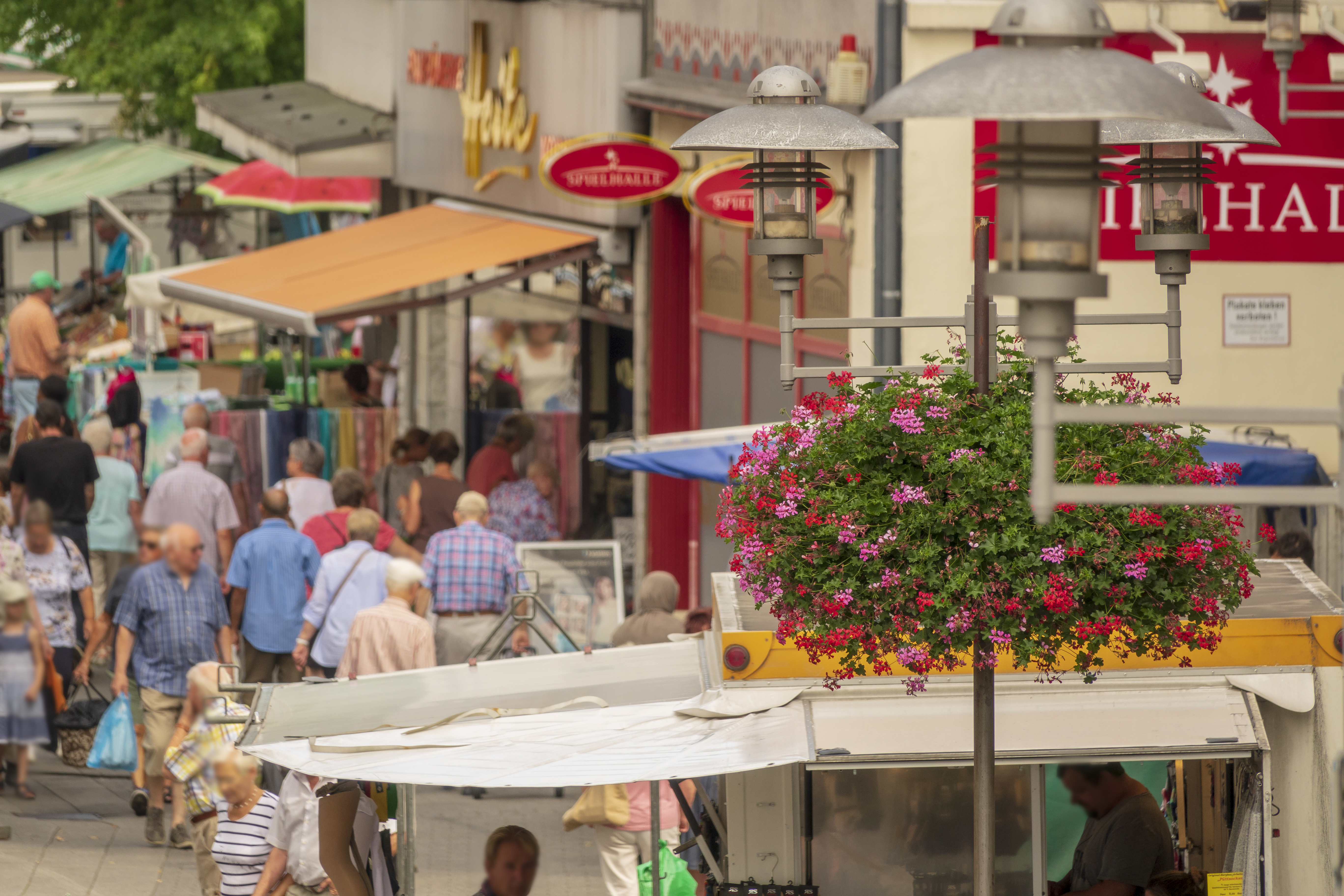 Noch mehr Blumenampeln sollen im nächsten Jahr Sterkrade verschönern. Foto: Archiv Rüdiger Marquitan