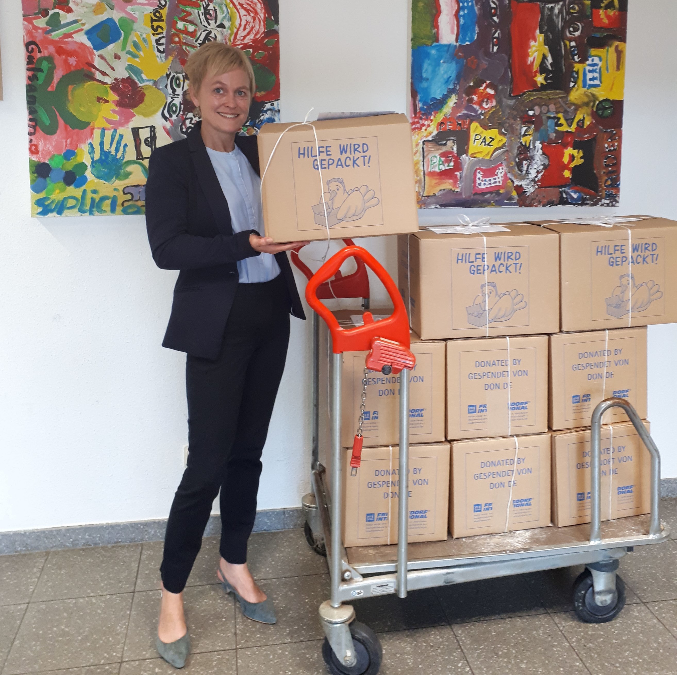 Claudia Peppmüller freut sich über die ersten Pakete