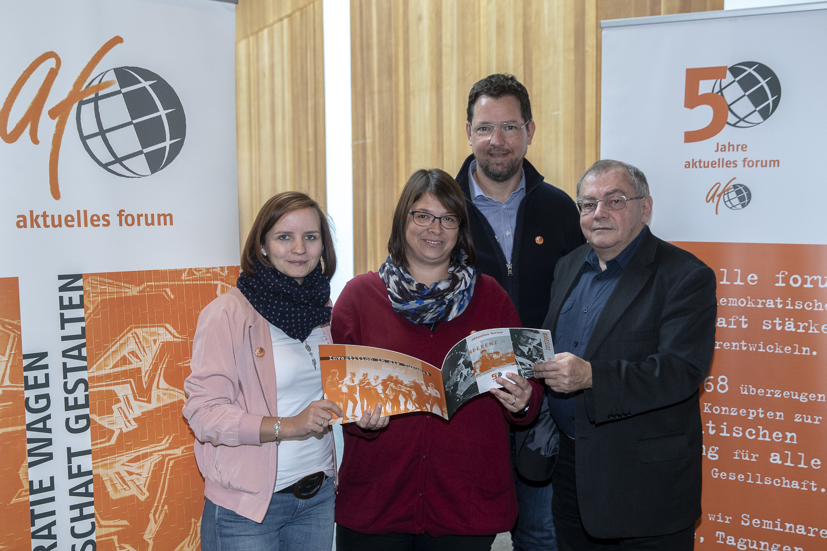 Zu 50 Jahren "aktuelles forum" wurde die Festschrift „50 Jahre aktuelles forum - auf einen Blick“ herausgegeben, deren Titel mit historischen Bildern der Begegnung von Rudi Dutschke mit Johannes Rau aufwartet und das hier (von links) die Projektleiterin Karolina Hajjar, Bildungsreferentin Verena Reichmann, Leiter Markus Schröder und der Vorsitzende Hans Frey in Händen halten. Foto: Gerd Kaemper