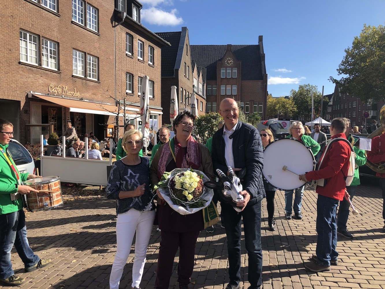Heike Beyer ist neue Rheinkönig, eingerahmt von Renate Bartmann und Christoph Gewers