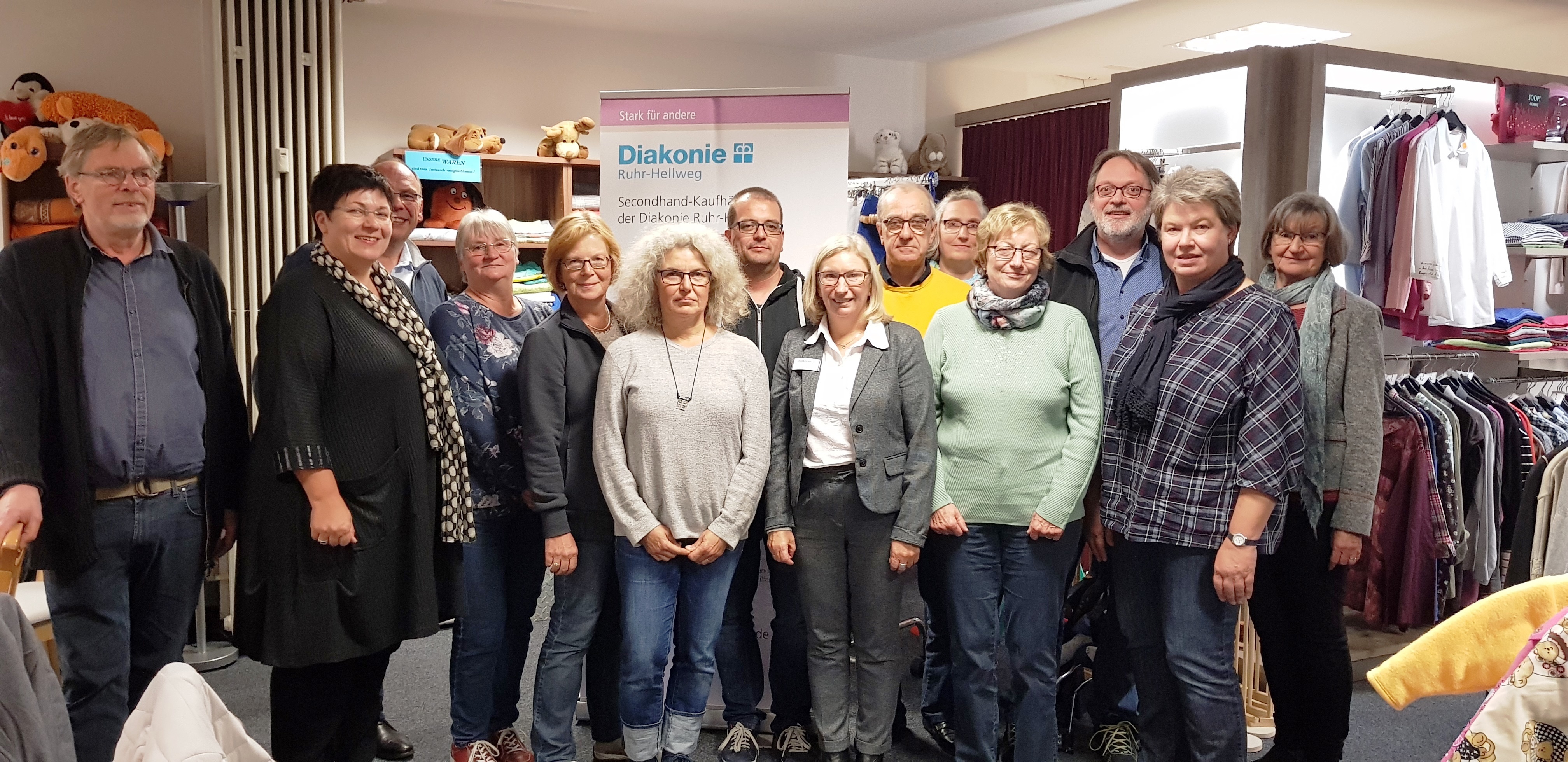 Tagung der Diakoniekonferenz: Diakoniepfarrerin Anja Josefowitz (2.v.l.), Diakonie-Vorstand Christian Korte (3.v.l.) und Christine Weyrowitz, Geschäftsführerin der Kaufnett gGmbH (7.v.r.) mit weiteren Teilnehmern.
