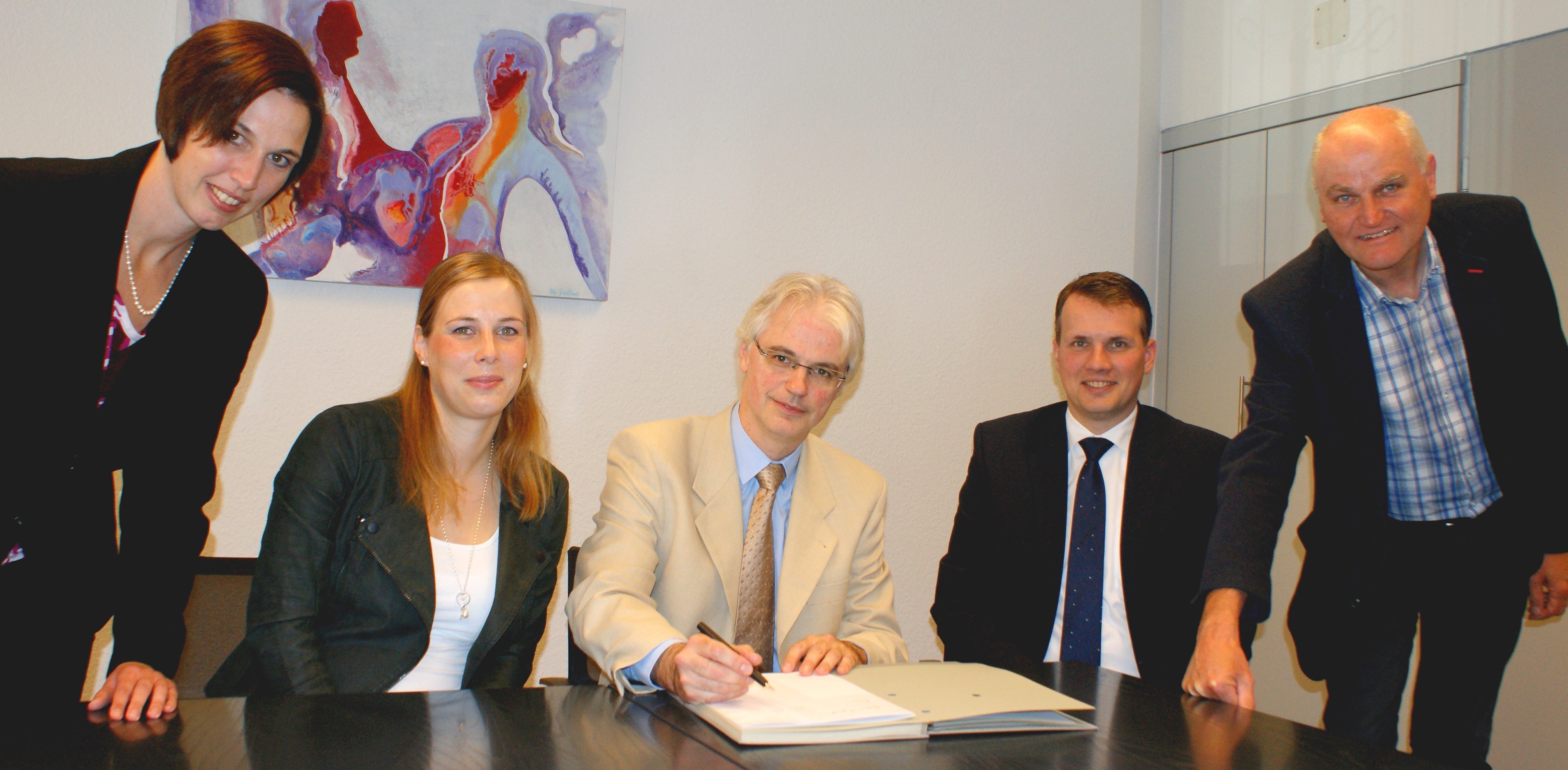Das Bild zeigt (v.l.) Anika Alfes und Anne Themann (Blasmusik Wulfen), Wolfgang Endrös (Leiter der Musikschule Dorsten), Bürgermeister Tobias Stockhoff und Manfred Loick (Amt für Kultur und Weiterbildung) bei Unterzeichnung der Kooperationsvereinbarung.