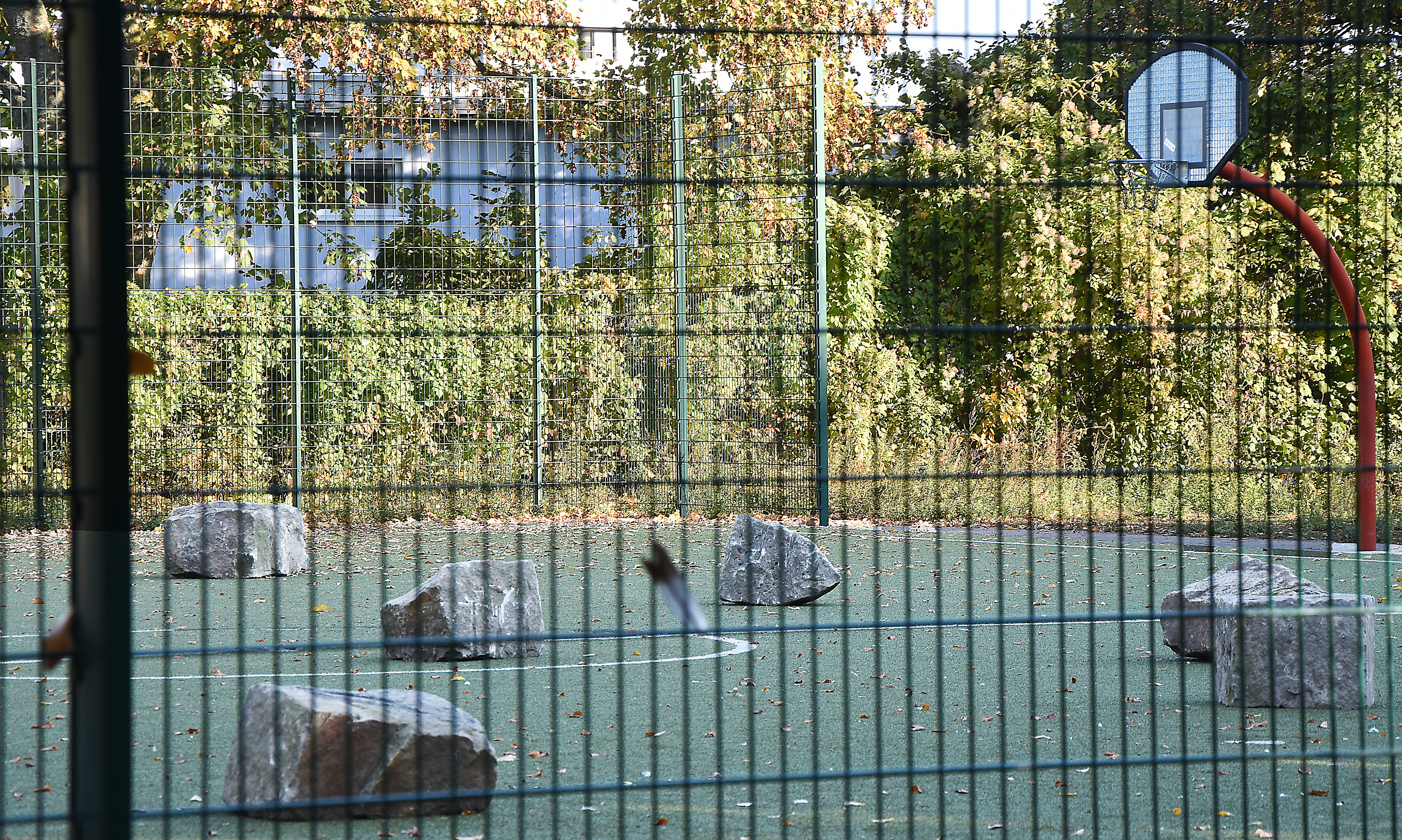 Zwei Zäune, verschlossene Tore, und seit kurzem sollen zusätzlich Steinblöcke verhindern, dass das Kleinspielfeld an der Planckstraße trotz Verbots genutzt wird. Wann der Kunstrasen aber nun repariert wird, ist völlig ungewiss.