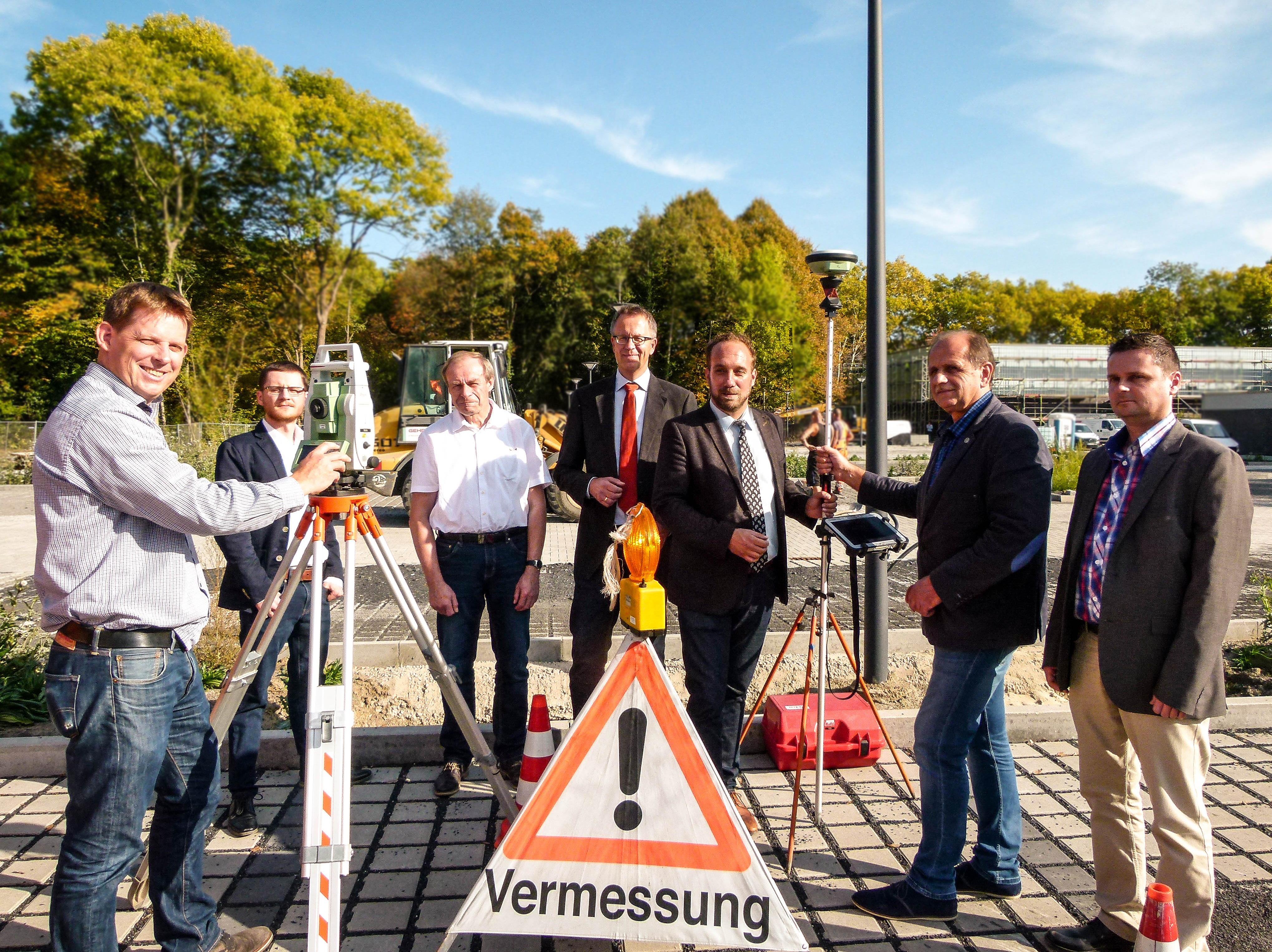 Geodäten aus den Kreis Unna und Nowy Sacz fachsimpelten beim Feldversuch in Unna. Foto: Matthias Horstmann