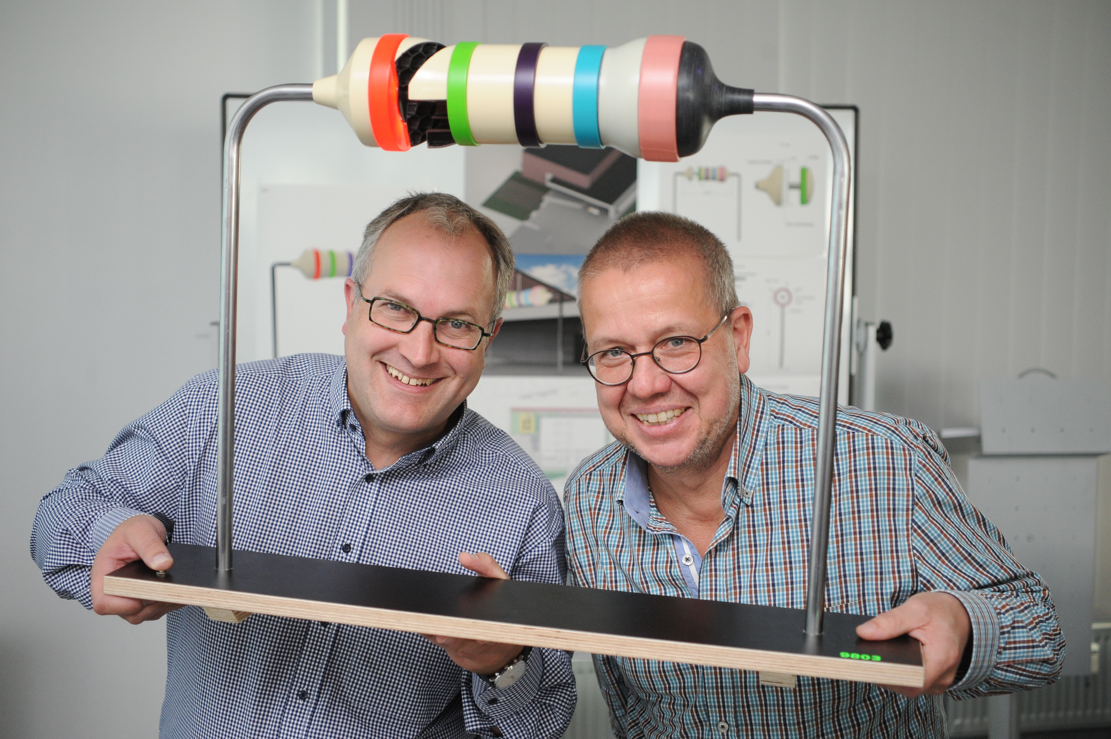 Der Rektor der Franz-Vaahsen-Grundschule, Dr. Jan van der Gathen (links), und Jörg-Thomas Alvermann, Vorsitzender der Kommission, mit dem Modell des Siegerentwurfs.