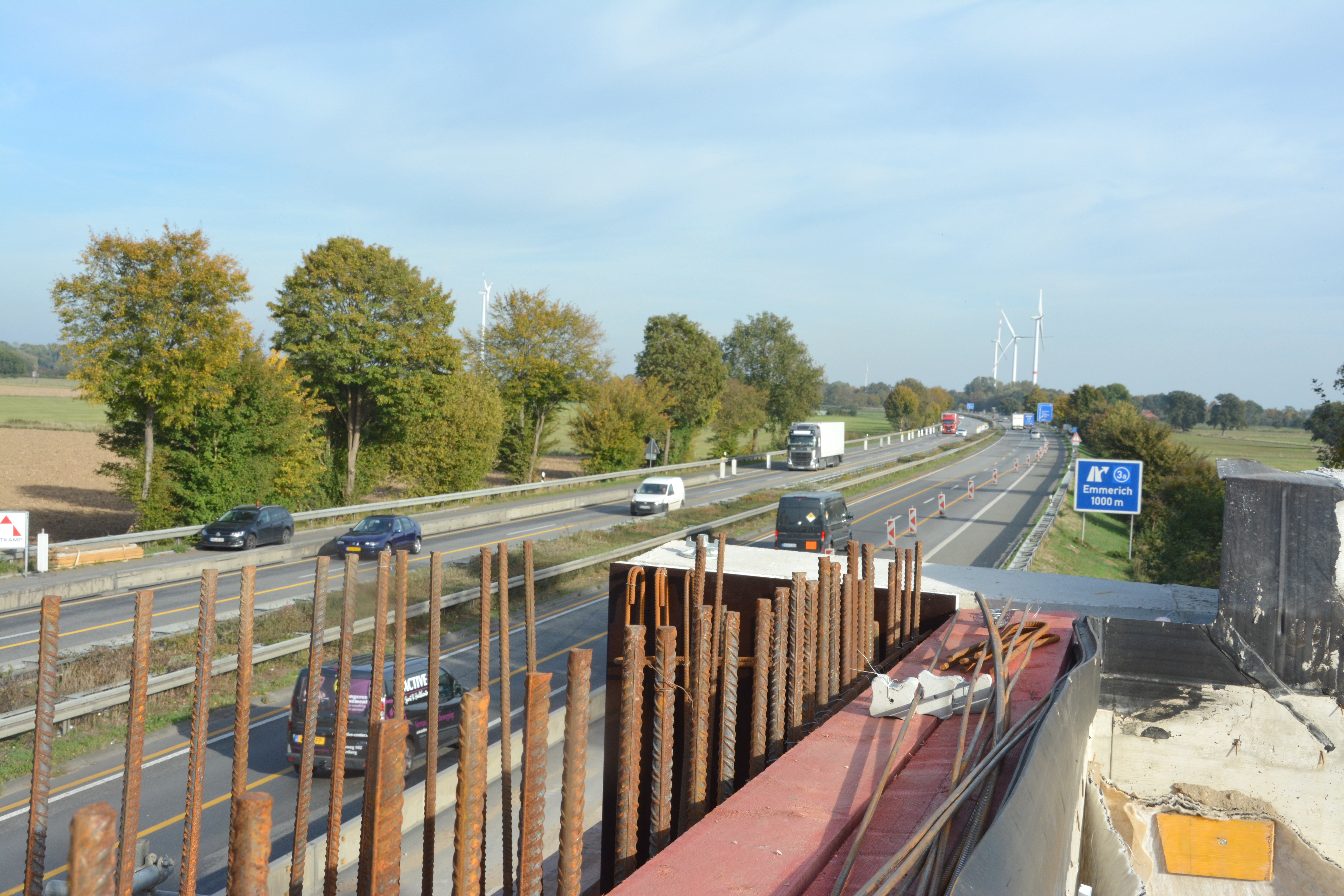 Noch fließt der Verkehr auf der Autobahn. Doch am Dienstag wird sie bis Donnerstag beidseitig gesperrt. Fotos: Jörg Terbrüggen