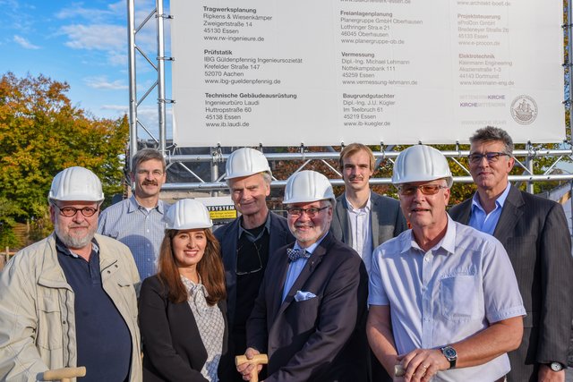 Helm auf zum Spatenstich: Die Projektbeteiligten versammelten sich an der Baustelle an der Überruhrstraße 70c. Foto: Olaf Eybe
