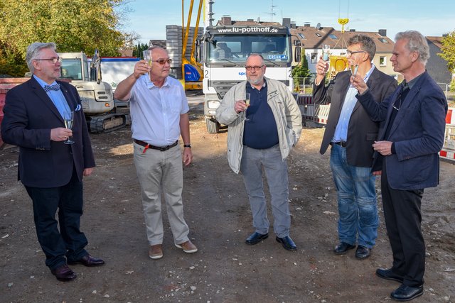 Nach getaner Arbeit stoßen die Projektbeteiligten auf das Gelingen des Bauprojektes an. Foto: Olaf Eybe
