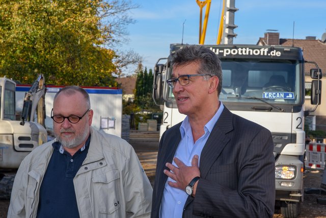Pfarrer Heiner Mausehund (Skriba und zweiter Stellvertreter der Superintendentin des Kirchenkreises Essen) - rechts im Bild - brachte die Freude des Kirchenkreises über das ambitionierte Bauprojekt zum Ausdruck. Foto: Olaf Eybe