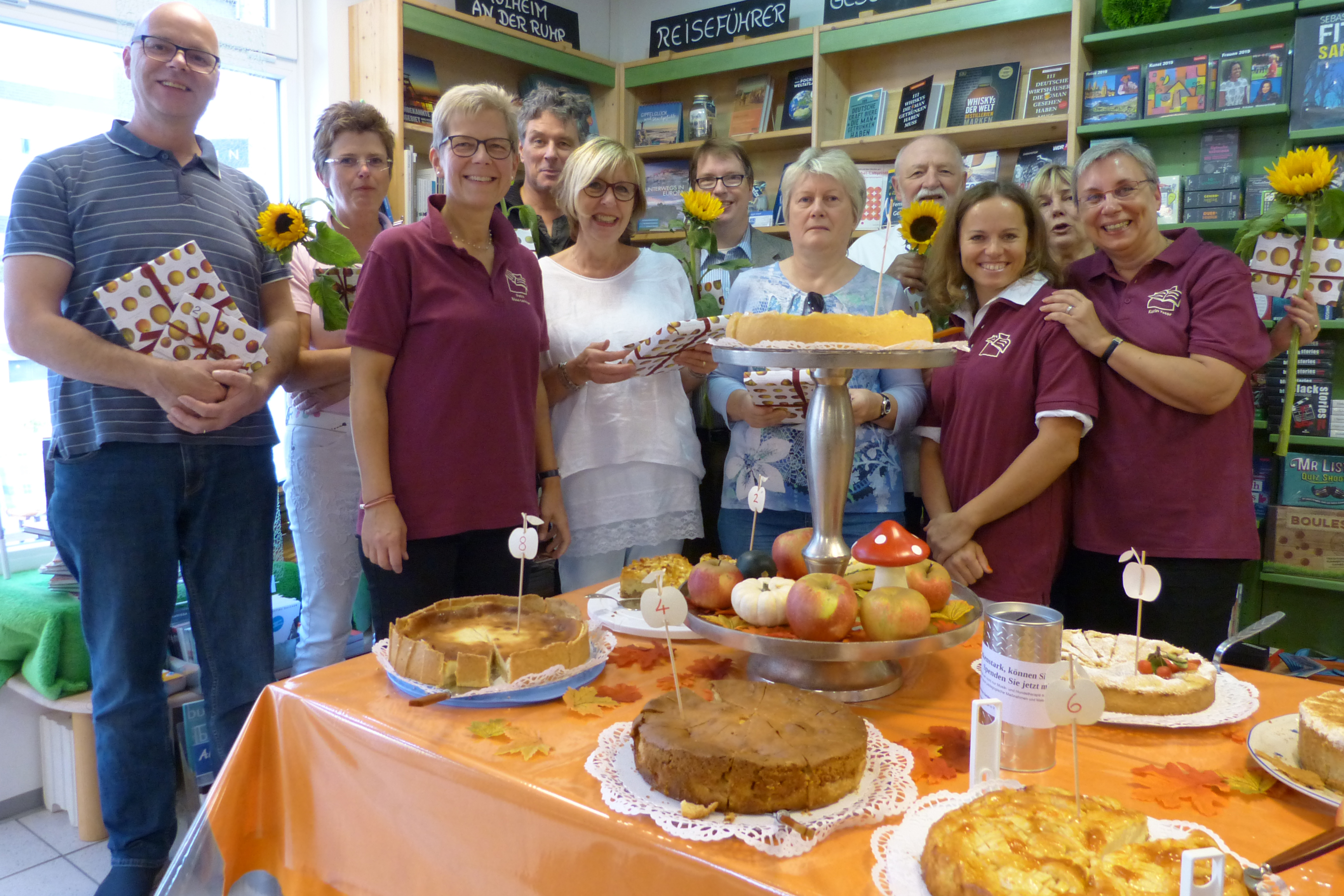 Siegerehrung beim Apfelkuchen-Wettbewerb der Apfelwochen, zu denen die Buchhandlung Broicher Bücherträume an der Prinzeß-Luise-Straße eingeladen hatte. (Foto: Team Broicher Bücherträume)