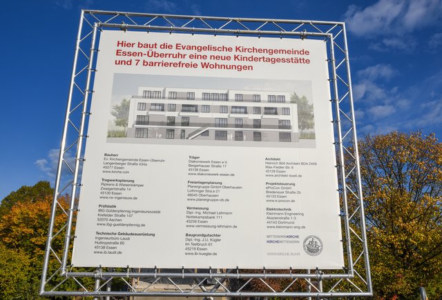 Ein genauer Blick auf das Baustellenschild verdeutlicht wie viele Firmen und Gewerke an dem umfangreichen Bauprojekt der Evangelischen Kirchengemeinde Essen-Überruhr beteiligt sind. Foto: Olaf Eybe