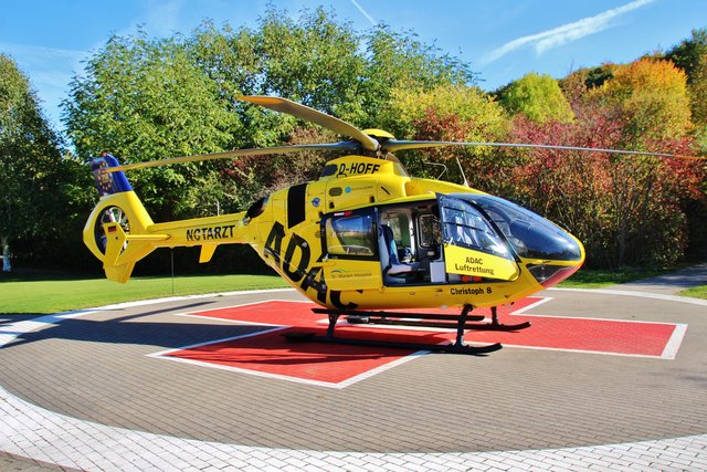 Der RTH auf dem Landeplatz vor der Klinik in Holthausen.