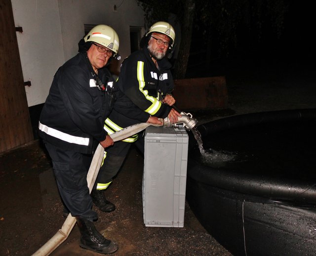 Hier Feuerwehrkräfte des Löschzuges Elfringhausen an einem mobilen Wassertank.